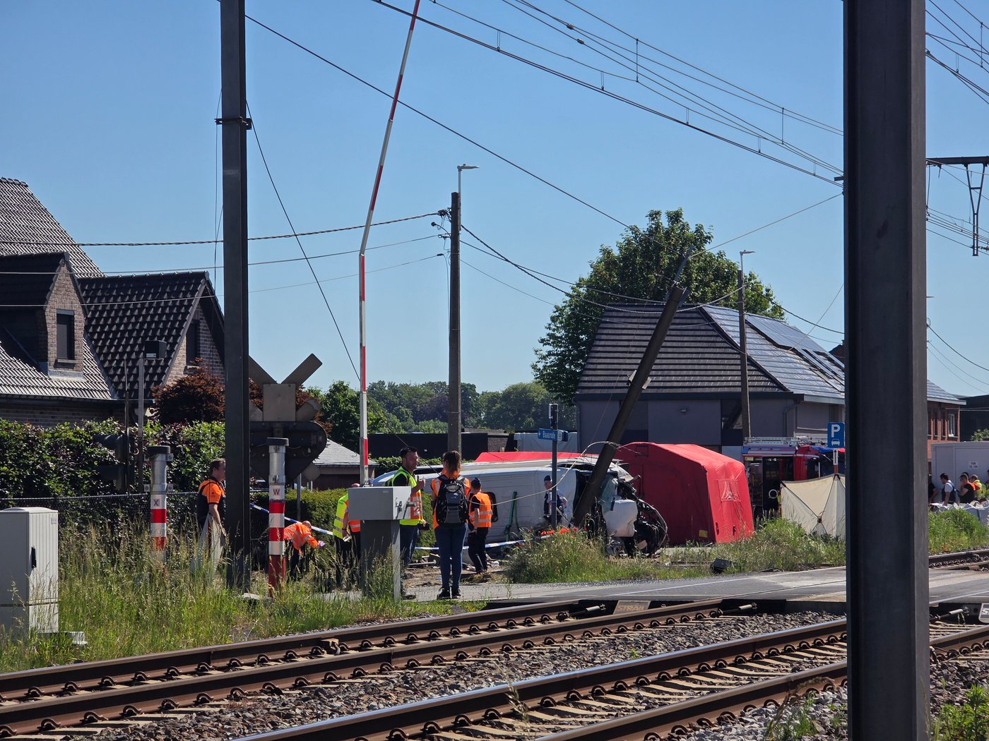 4 dead, 5 hurt in a crash between a train and a school bus, Belgian officials say | iNwheels