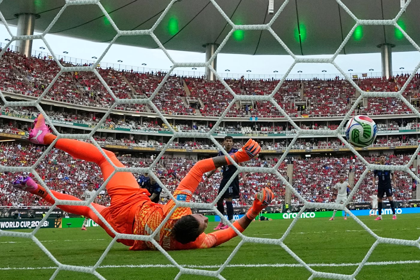 Spain wins its World Cup group, beating Uruguay 1-0 as Muslera’s error sends 2-time champion home | iNFOnews.ca Spain wins its World Cup group, beating Uruguay 1-0 as Muslera’s error sends 2-time champion home | iNFOnews.ca