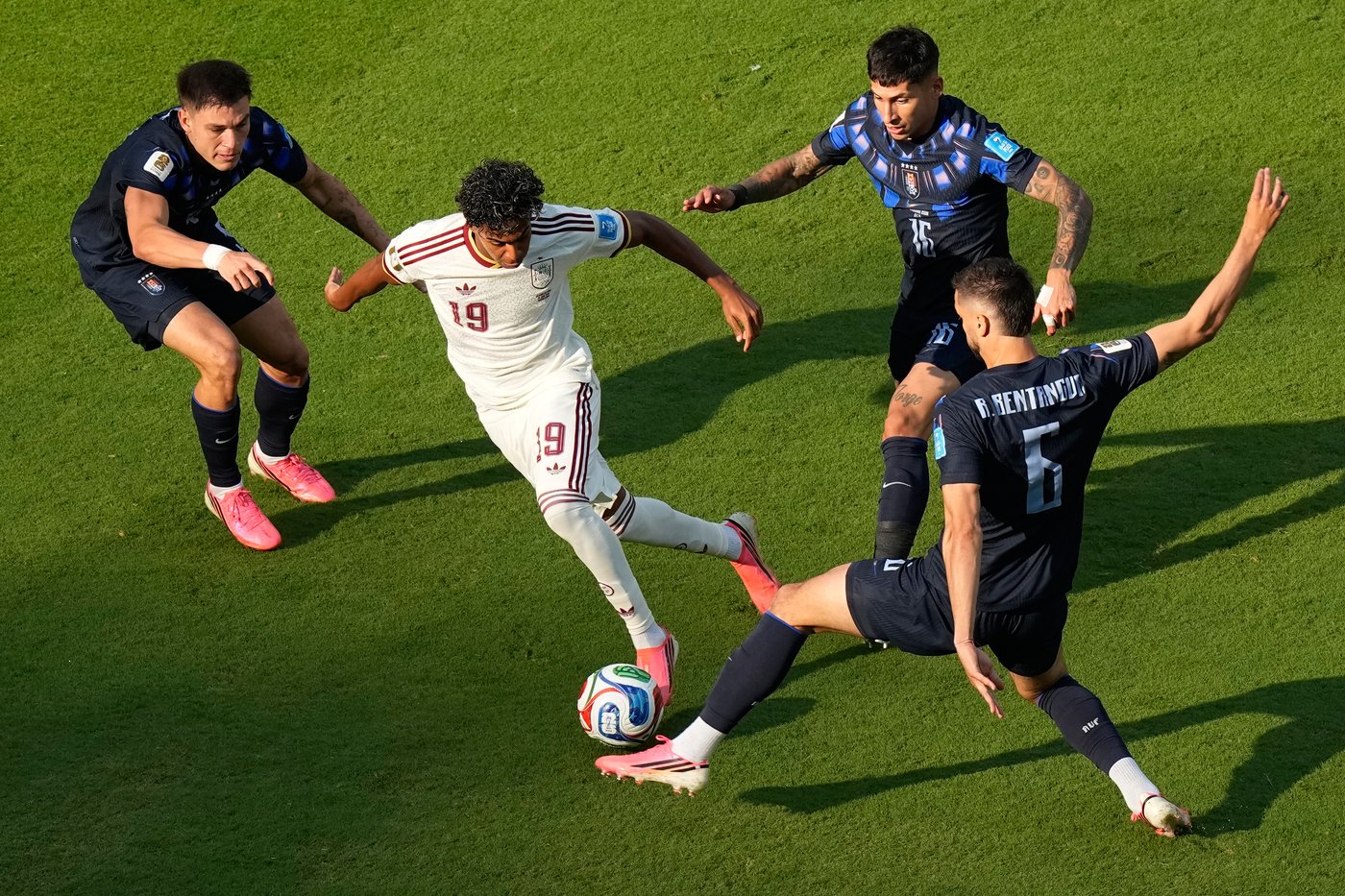 Spain wins its World Cup group, beating Uruguay 1-0 as Muslera’s error sends 2-time champion home | iNFOnews.ca Spain wins its World Cup group, beating Uruguay 1-0 as Muslera’s error sends 2-time champion home | iNFOnews.ca