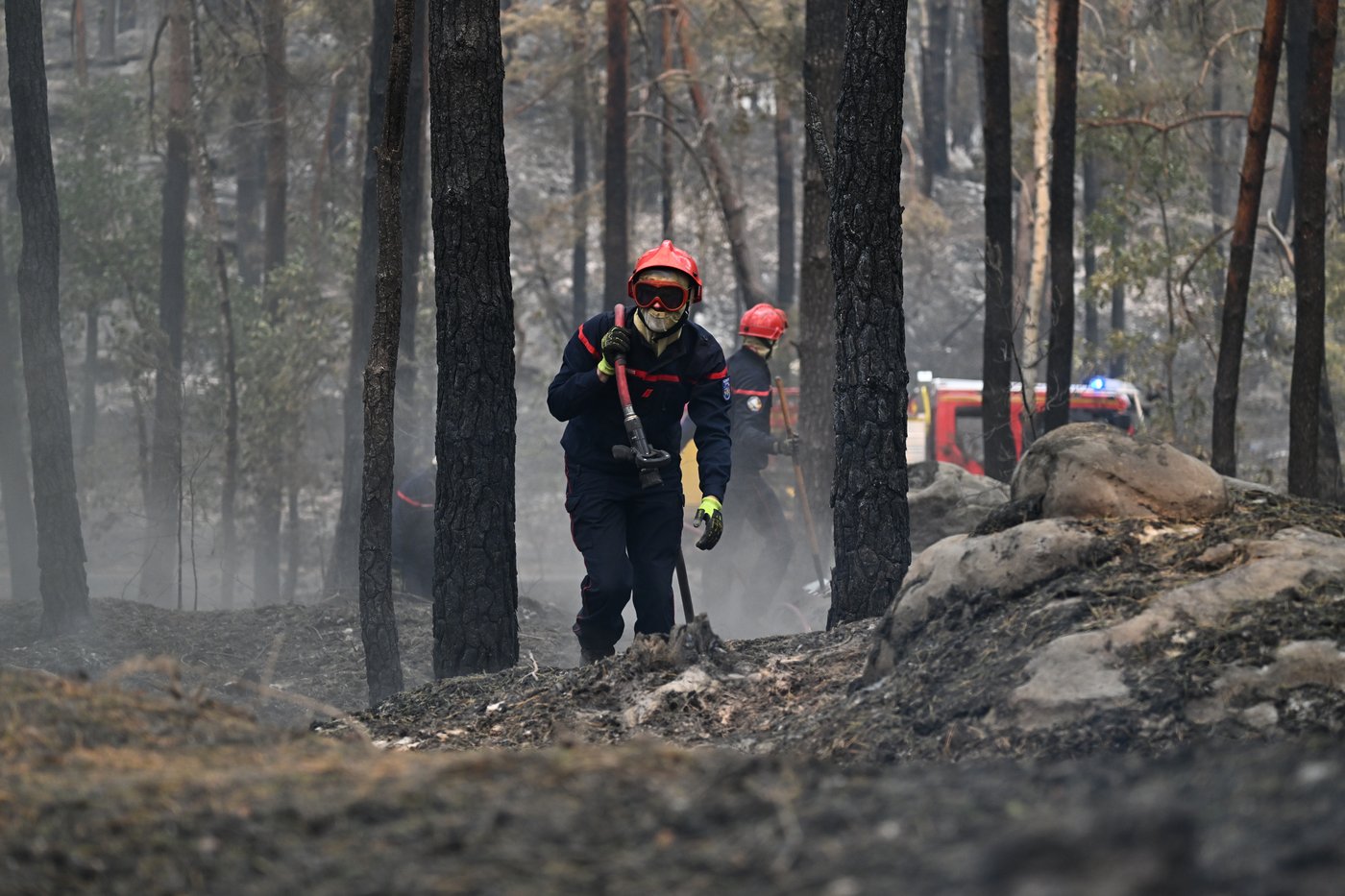 1,000 evacuated from Fontainebleau fires near Paris; Spanish authorities identify some fire victims | iNFOnews.ca