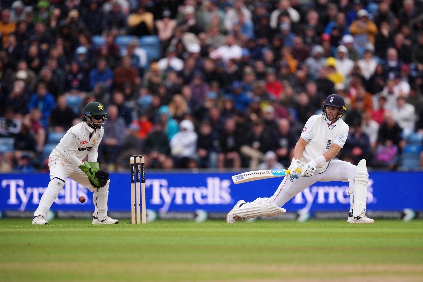 Root and Cox hit fifties as England powers to 239-4 and into 68-run lead over Pakistan | iNFOnews.ca Root and Cox hit fifties as England powers to 239-4 and into 68-run lead over Pakistan | iNFOnews.ca