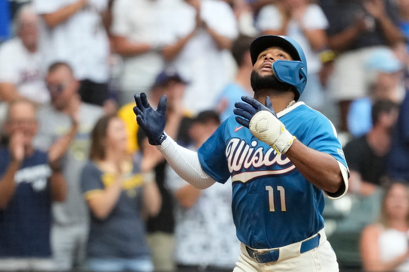 Josh Bell sparks comeback as Twins rally to beat Brewers, 8-6 | iNFOnews.ca