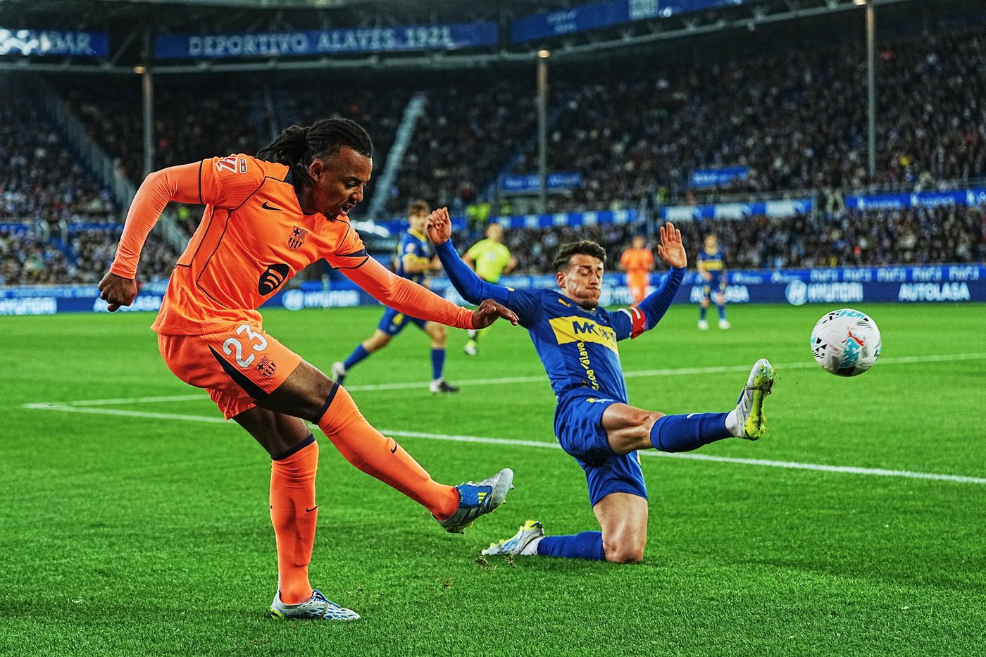 Barcelona's 100-point bid ends in a 1-0 loss at Alaves in the Spanish league | iNFOnews.ca