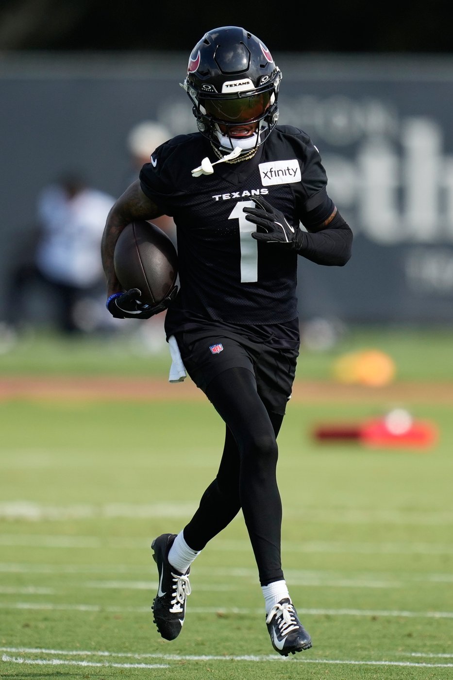 Tank Dell back in Texans drills after a gruesome knee injury, eyeing a stronger return | iNFOnews.ca Tank Dell back in Texans drills after a gruesome knee injury, eyeing a stronger return | iNFOnews.ca