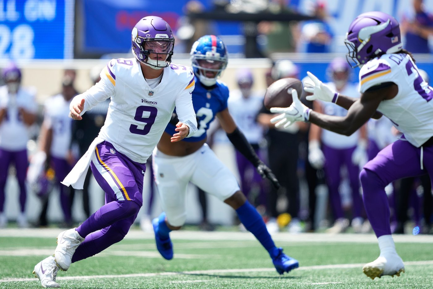 Murray debuts as Minnesota's starting QB and Dart throws for a TD as Vikings beat Giants 13-10 | iNFOnews.ca Murray debuts as Minnesota's starting QB and Dart throws for a TD as Vikings beat Giants 13-10 | iNFOnews.ca