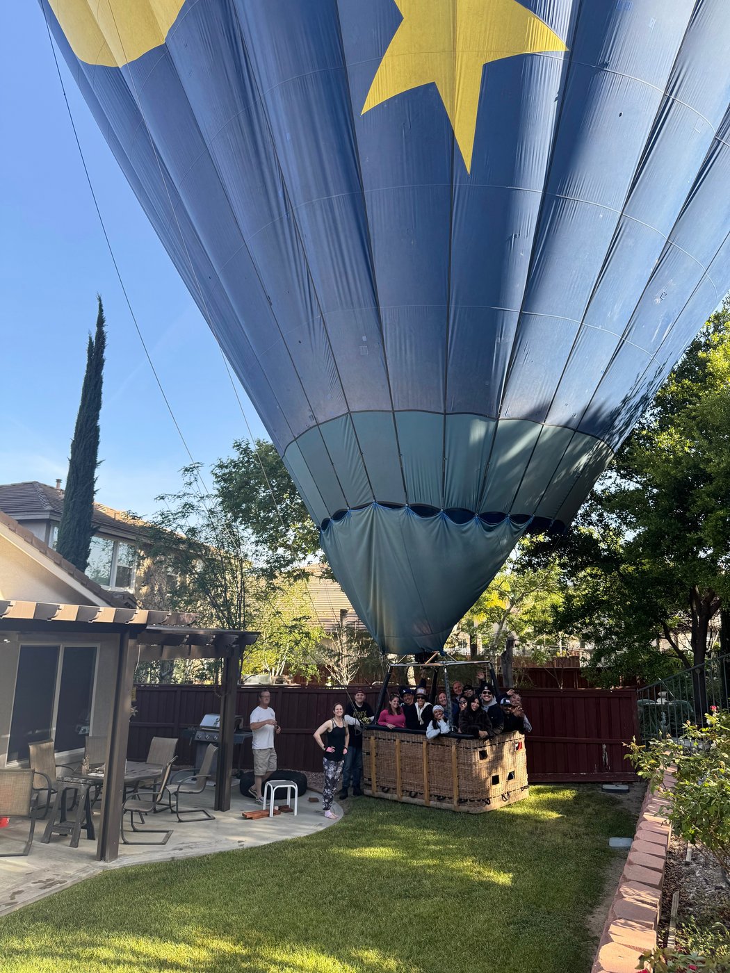 Mind if we drop in? Hot air balloon with 13 aboard makes emergency landing in California backyard | iNFOnews.ca