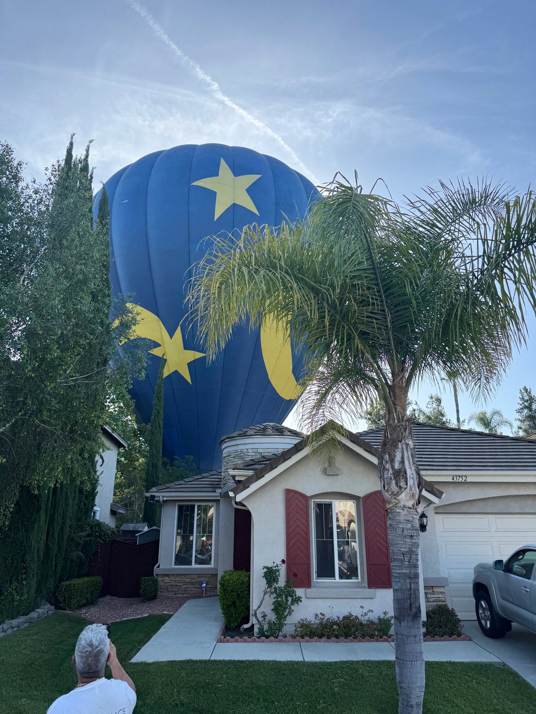 Mind if we drop in? Hot air balloon with 13 aboard makes emergency landing in California backyard | iNFOnews.ca
