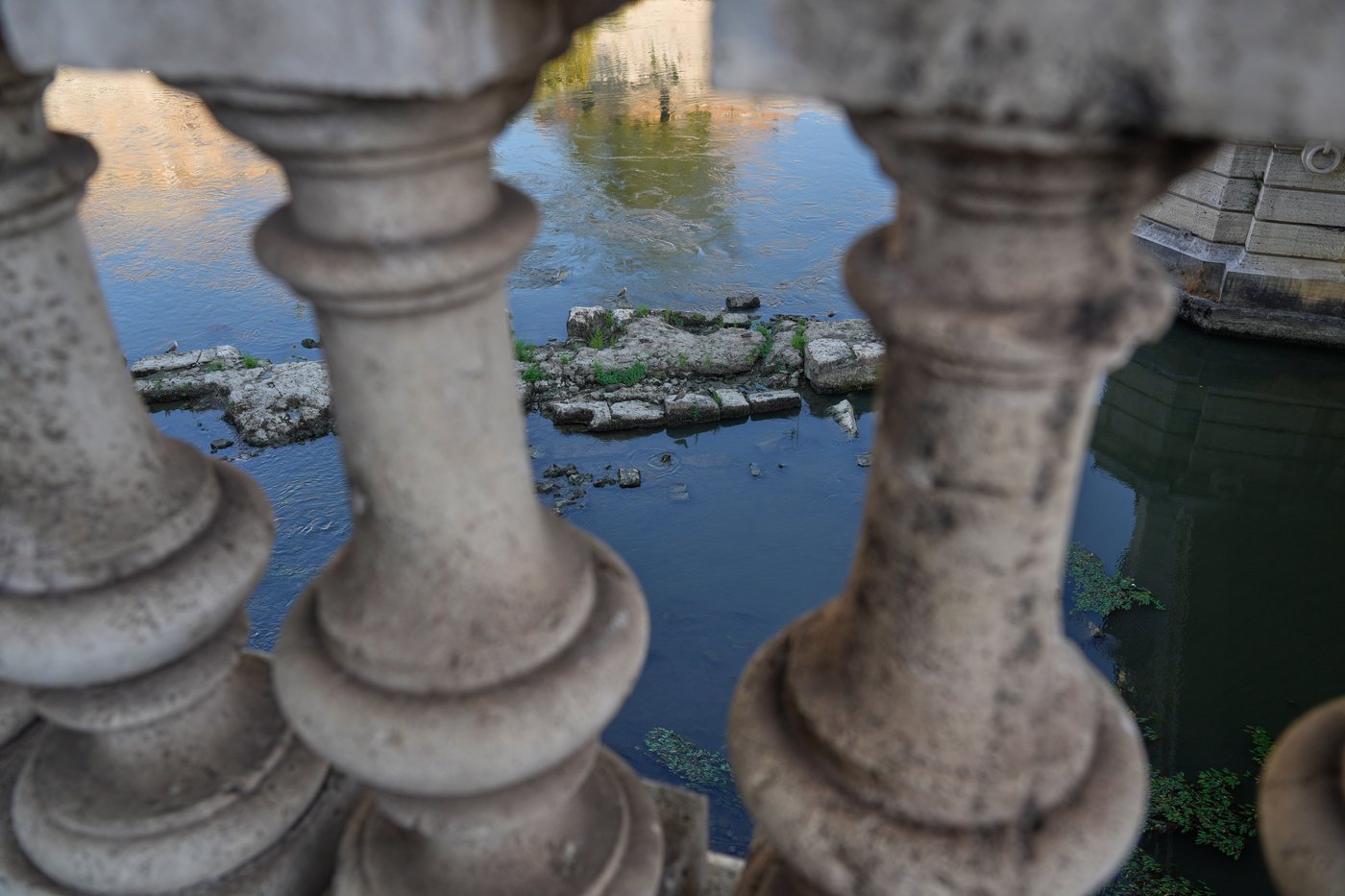 Nero’s Bridge emerges from Tiber River as Rome faces water crisis | iNFOnews.ca