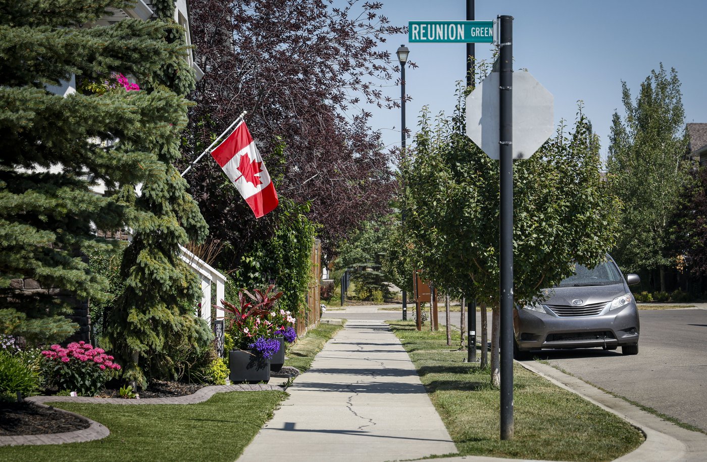 Duelling symbols: Alberta and Canada flags creating division ahead of referendum | iNFOnews.ca