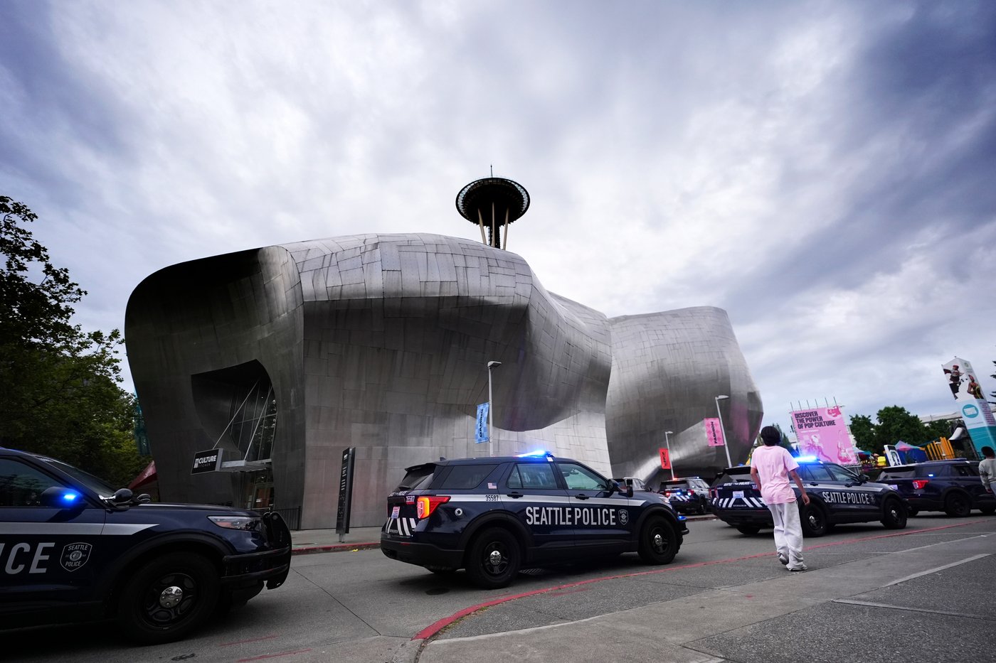 Police arrest 1 person and search for another after Seattle festival shooting that killed 3 | iNFOnews.ca Police arrest 1 person and search for another after Seattle festival shooting that killed 3 | iNFOnews.ca