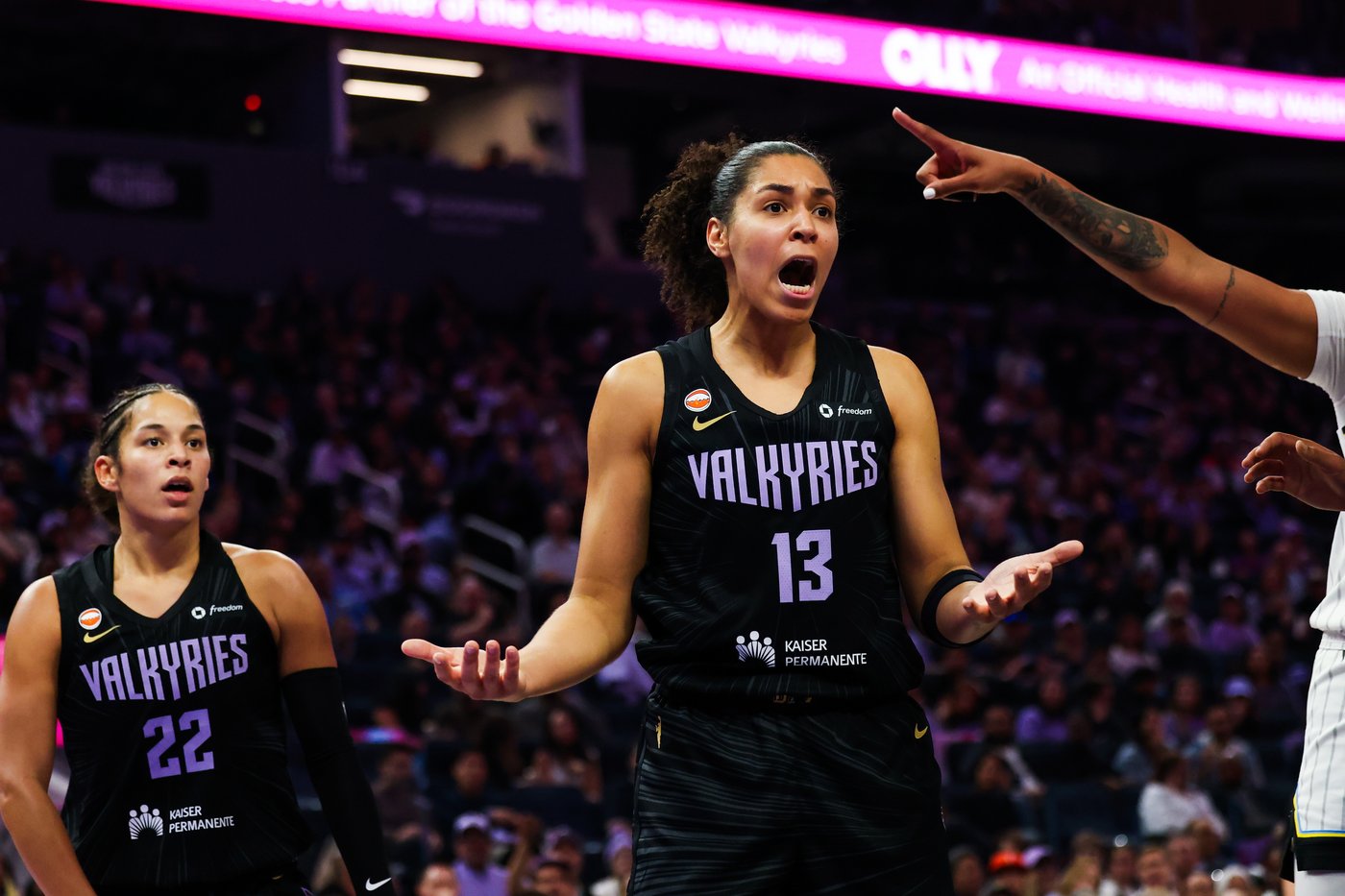 Rickea Jackson hits late 3-pointer, scores 18 points to lead Sky past Valkyries 69-63 | iNFOnews.ca