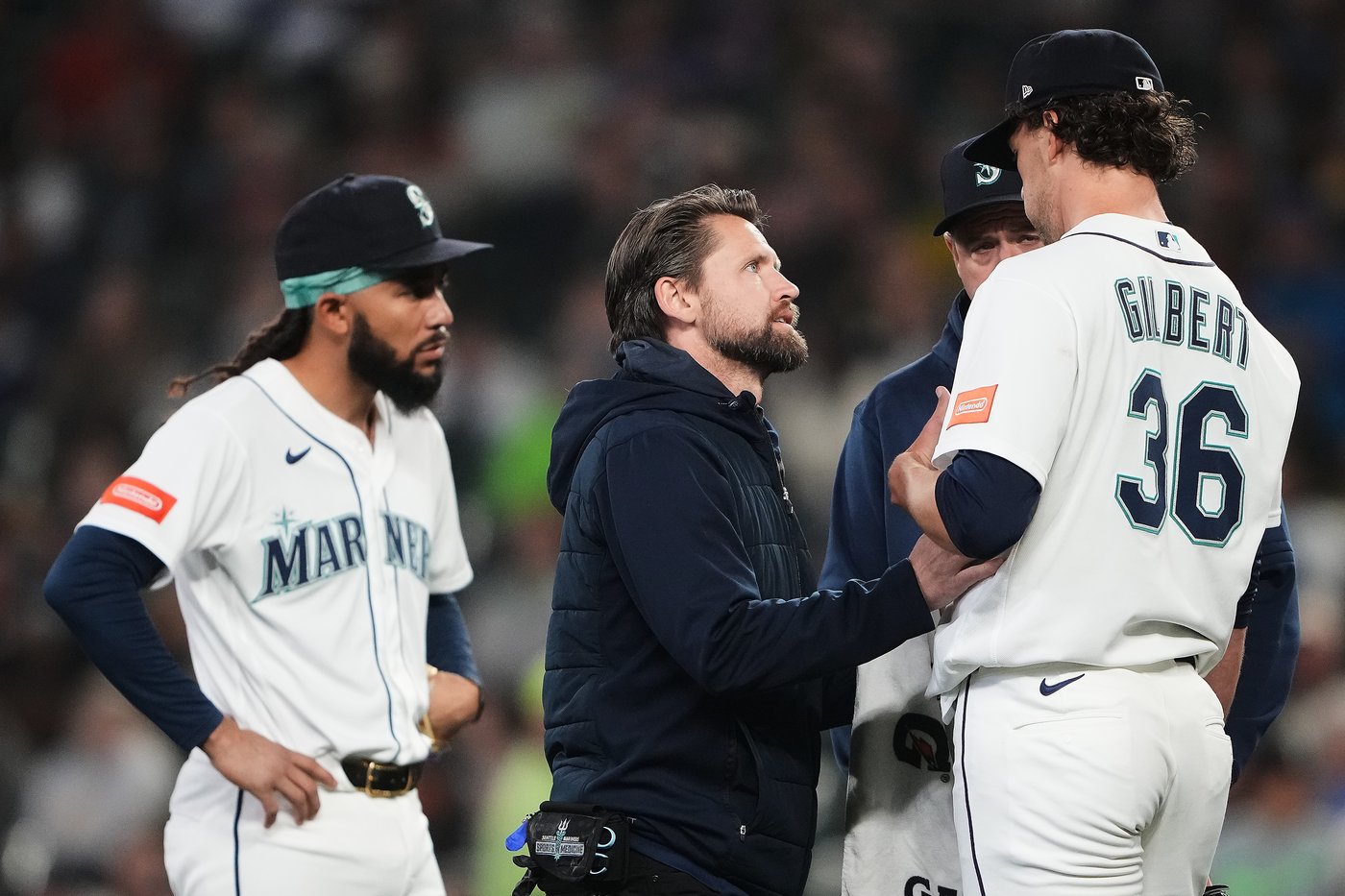 Line drive gets lodged in Mariners pitcher Logan Gilbert's jersey | iNFOnews.ca
