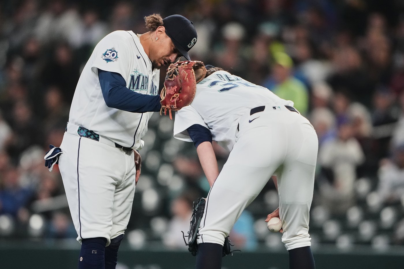 Line drive gets lodged in Mariners pitcher Logan Gilbert's jersey | iNFOnews.ca