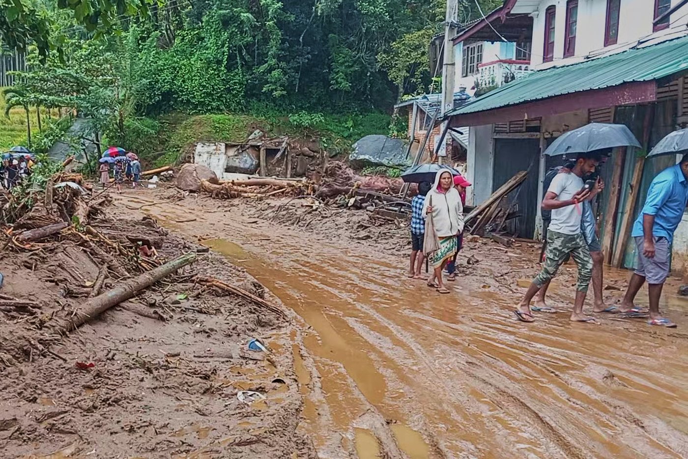 Sri Lanka closes some schools as heavy rains trigger floods and mudslides, killing 5 | iNFOnews.ca