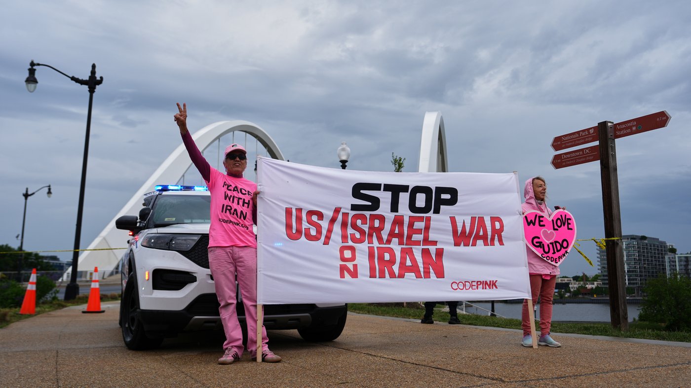 Protester comes down from atop Washington bridge ending 5-day stand against AI and Iran war | iNFOnews.ca Protester comes down from atop Washington bridge ending 5-day stand against AI and Iran war | iNFOnews.ca