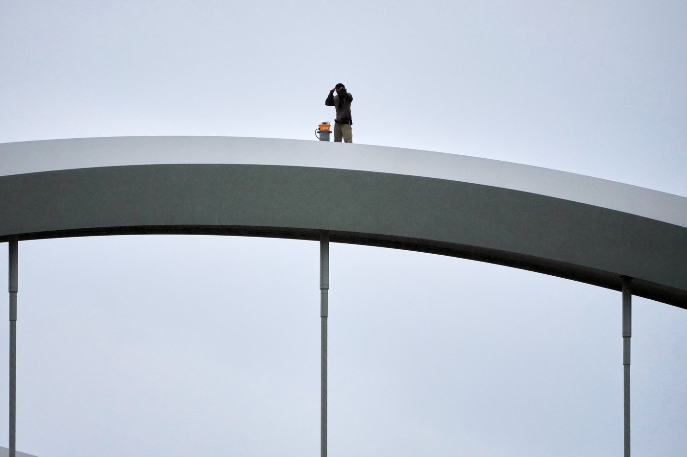 Protester comes down from atop Washington bridge ending 5-day stand against AI and Iran war | iNFOnews.ca Protester comes down from atop Washington bridge ending 5-day stand against AI and Iran war | iNFOnews.ca
