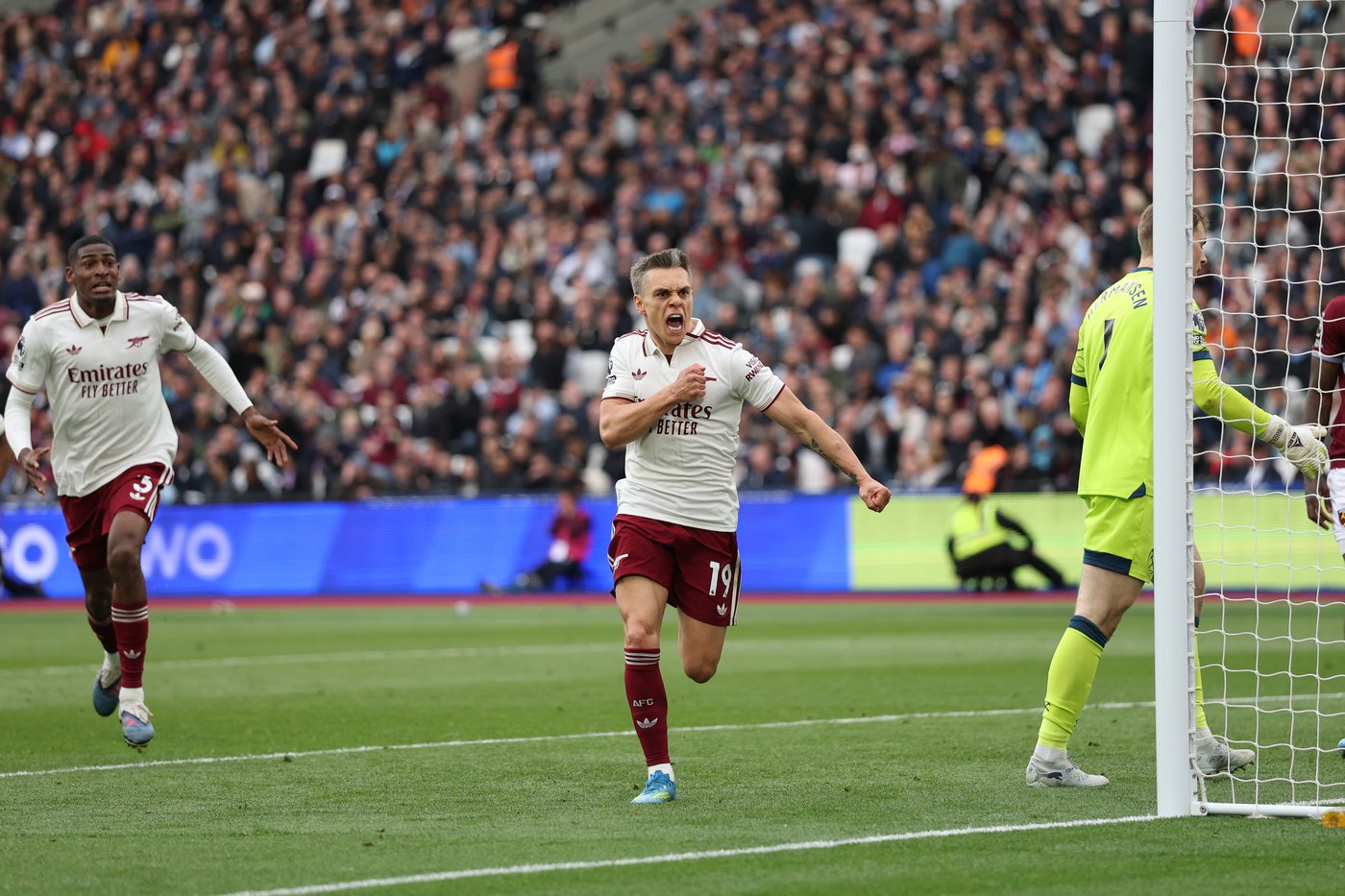 Late goal and dramatic VAR call help Arsenal stay in control of Premier League title race | iNFOnews.ca
