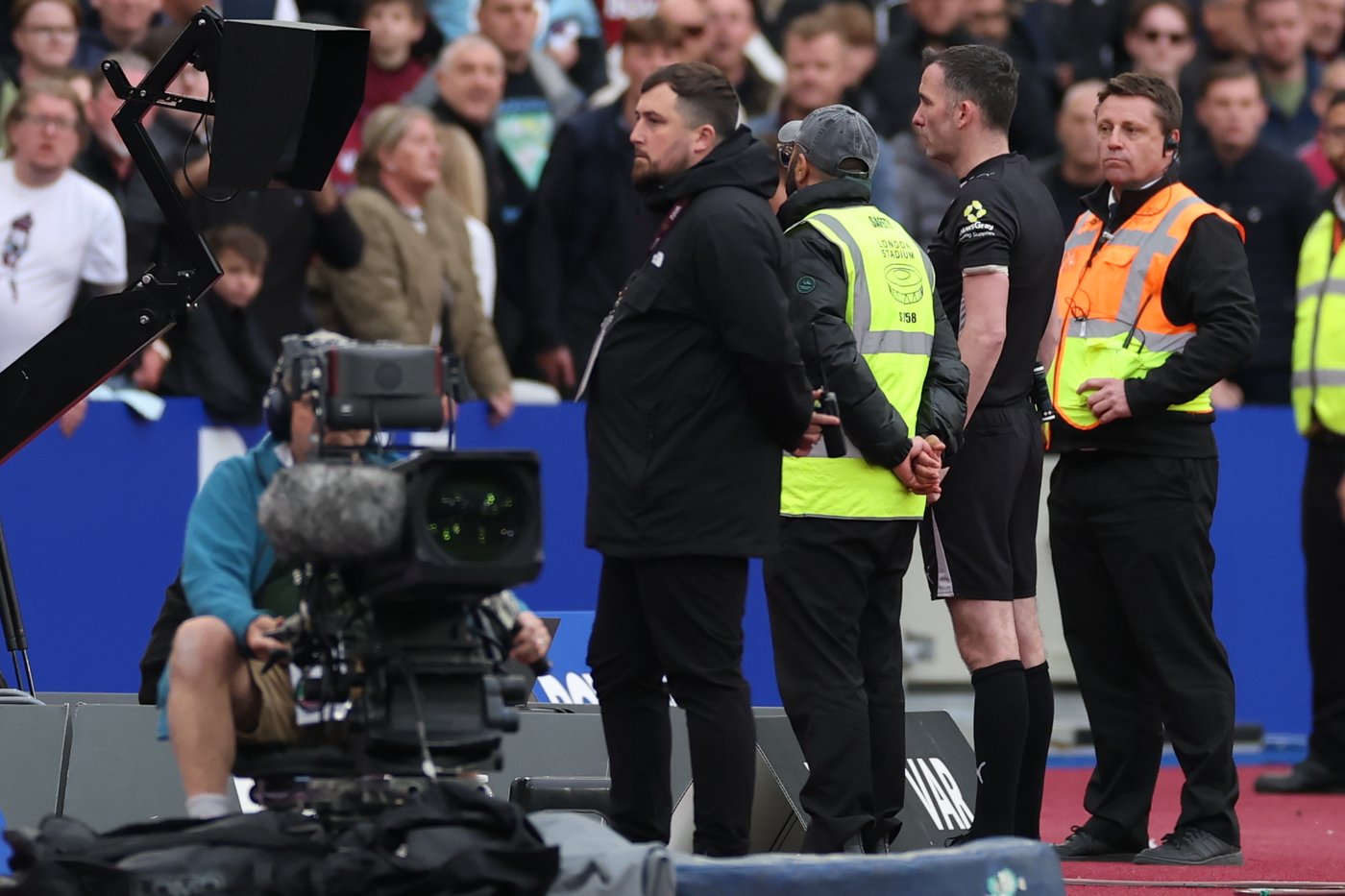 Late goal and dramatic VAR call help Arsenal stay in control of Premier League title race | iNFOnews.ca