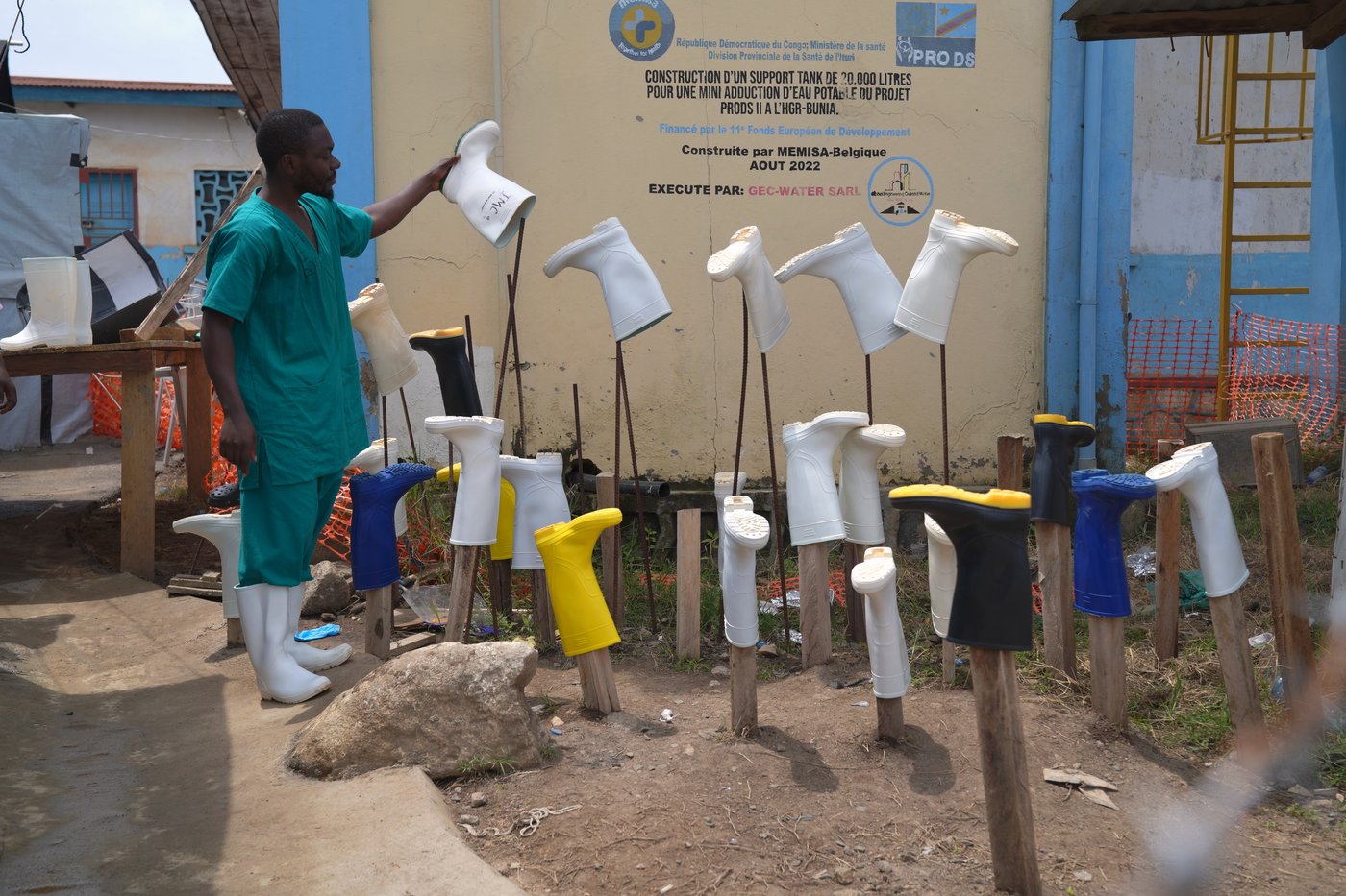 Congo families mourn as Ebola outbreak accelerates, in photos | iNFOnews.ca