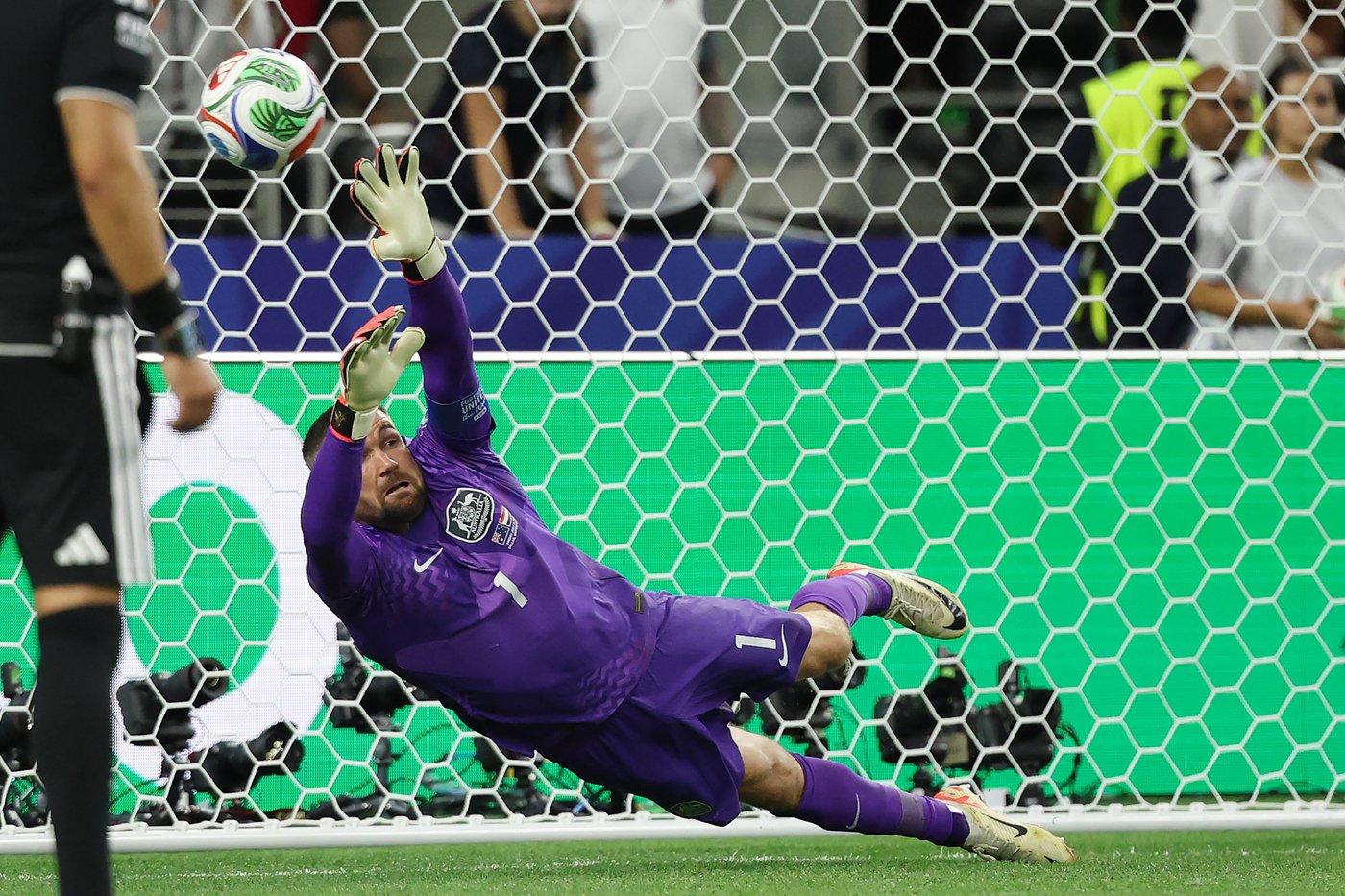 Australia goes for experience in net and a young kicker in shootout loss at the World Cup | iNFOnews.ca
