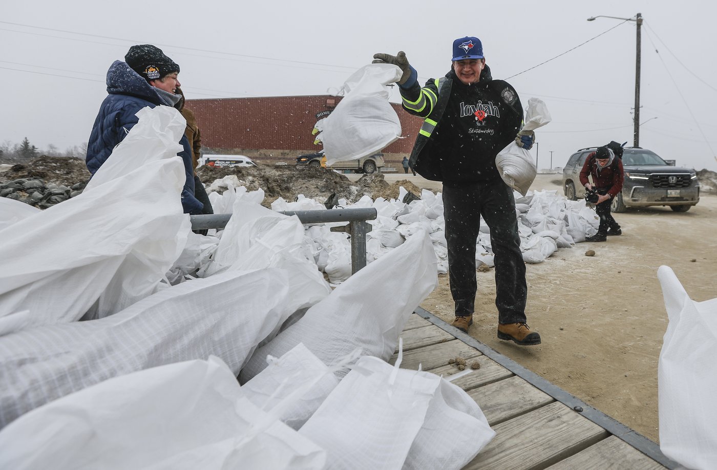 Sandbags come out as communities from Quebec to Manitoba prepare for spring flooding | iNFOnews.ca