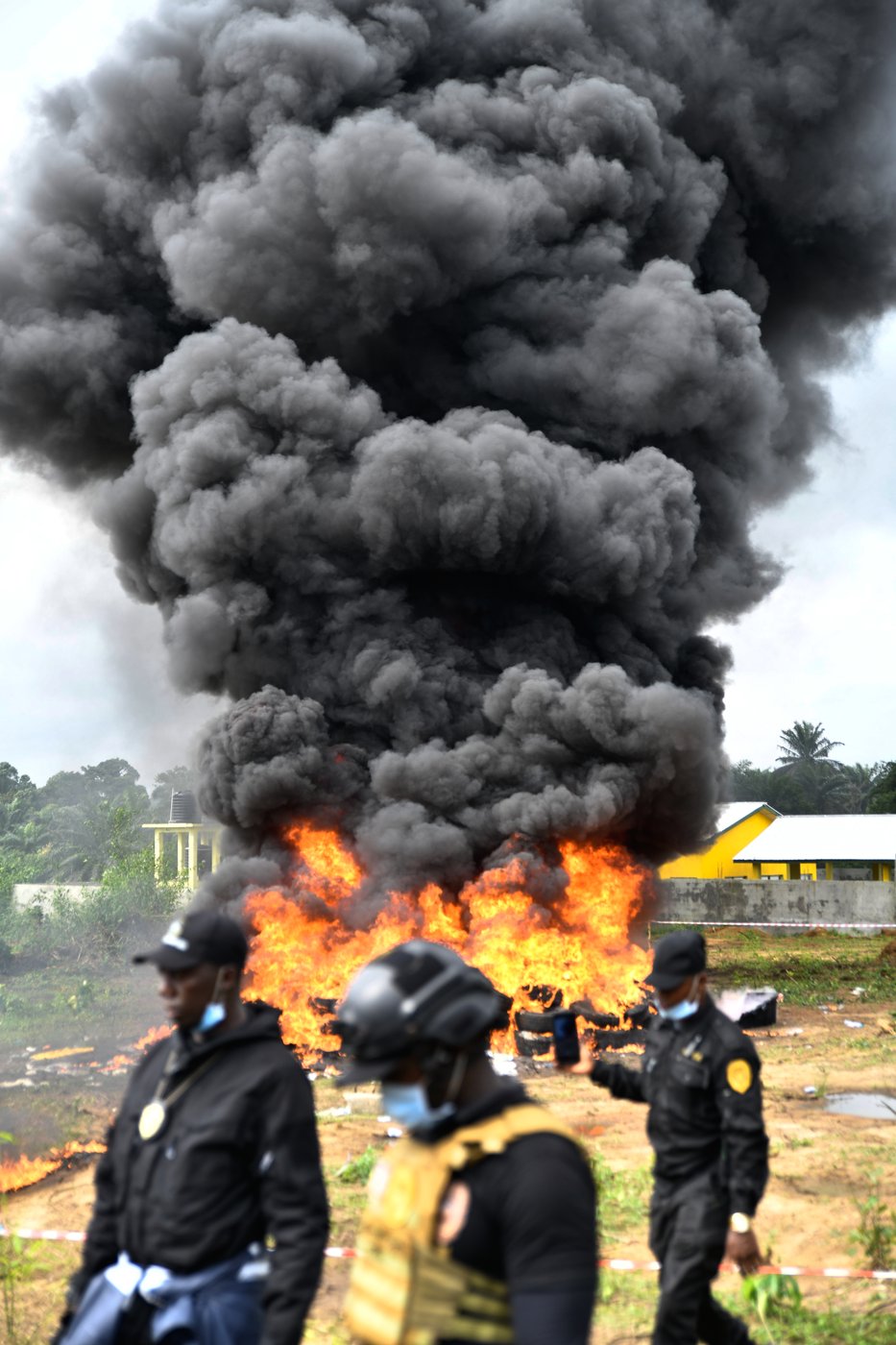 Liberian authorities burn $336 million in cocaine as senior police officials are implicated | iNFOnews.ca