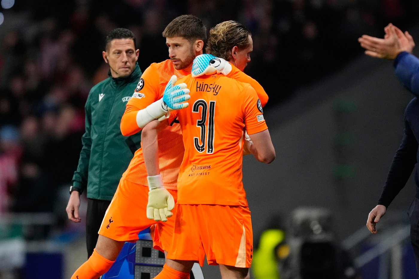 Kinsky gets support from goalkeeper community after Champions League debacle, if not from his coach | iNFOnews.ca