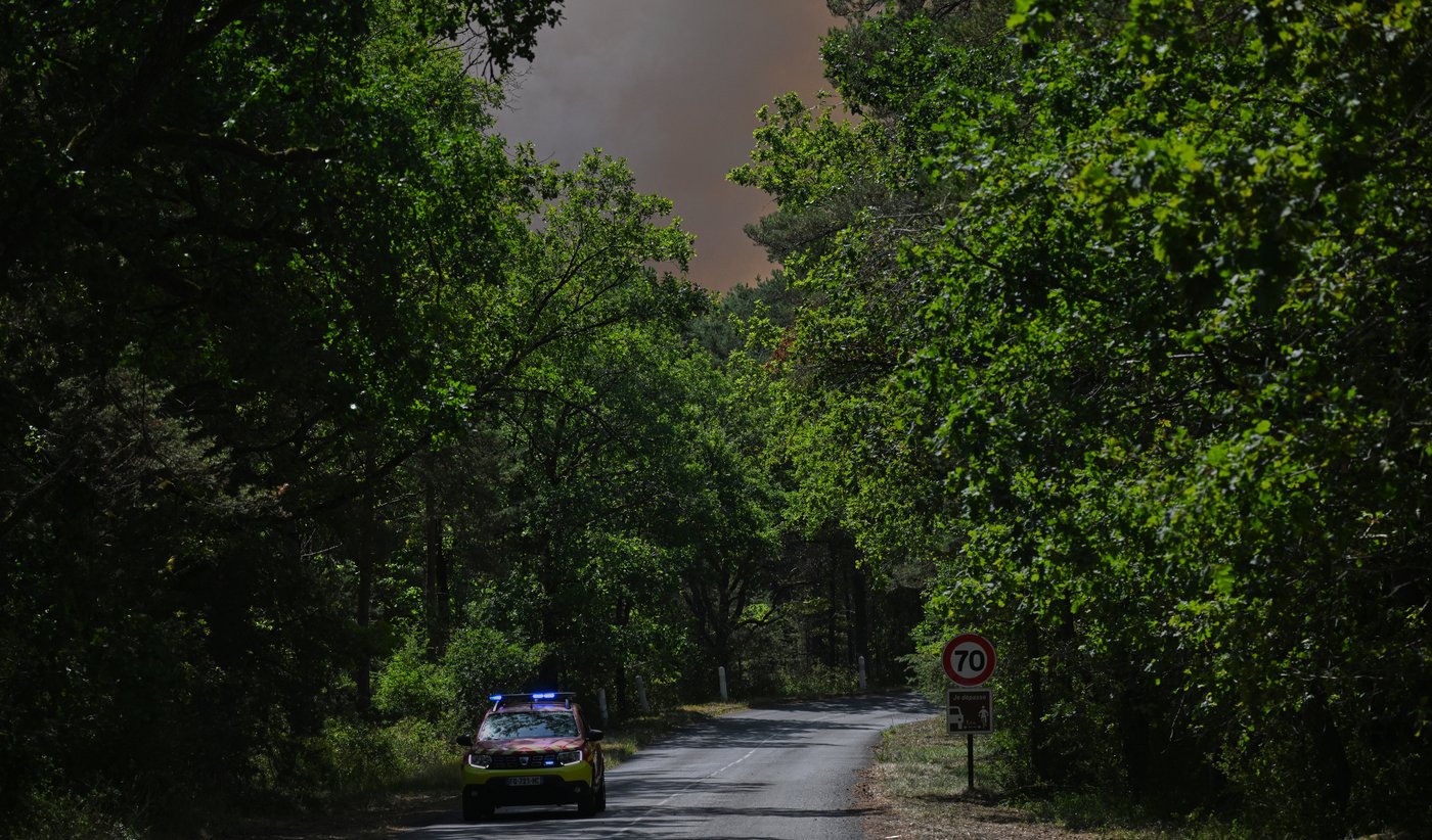 Fire in Fontainebleau forest near Paris triggers evacuations; 10 still missing in Spanish wildfire | iNFOnews.ca Fire in Fontainebleau forest near Paris triggers evacuations; 10 still missing in Spanish wildfire | iNFOnews.ca