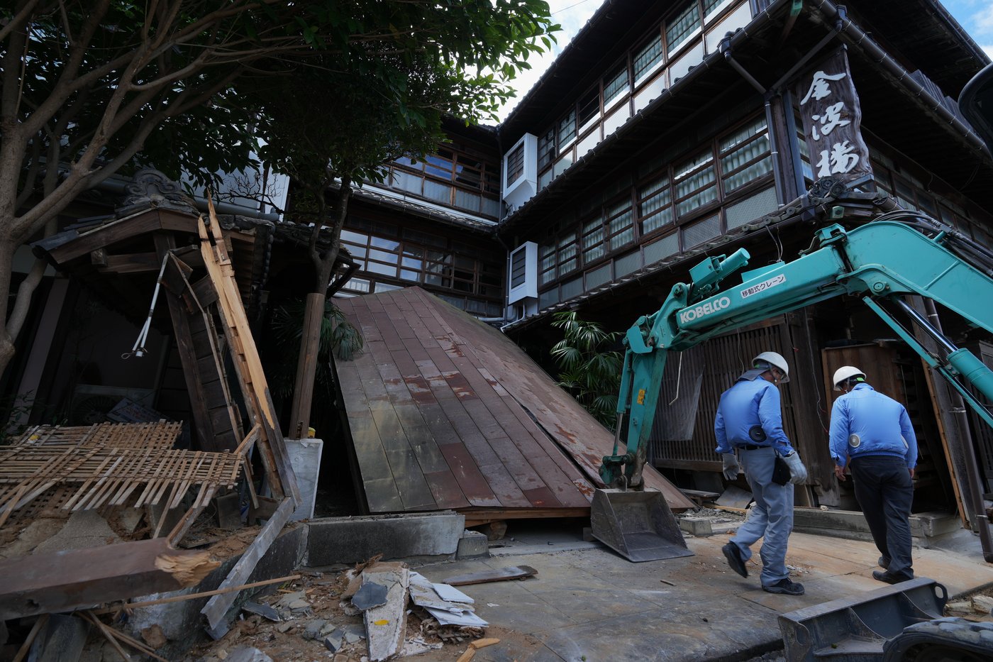 Japan ends rescue operation at a mall that collapsed after a strong quake | iNFOnews.ca Japan ends rescue operation at a mall that collapsed after a strong quake | iNFOnews.ca