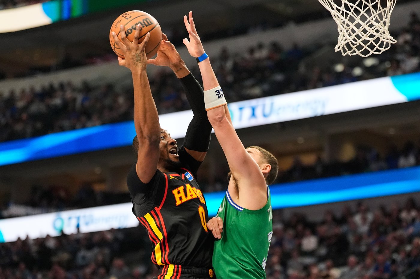Hawks beat the Mavericks 135-120 for their 11th straight win | iNFOnews.ca