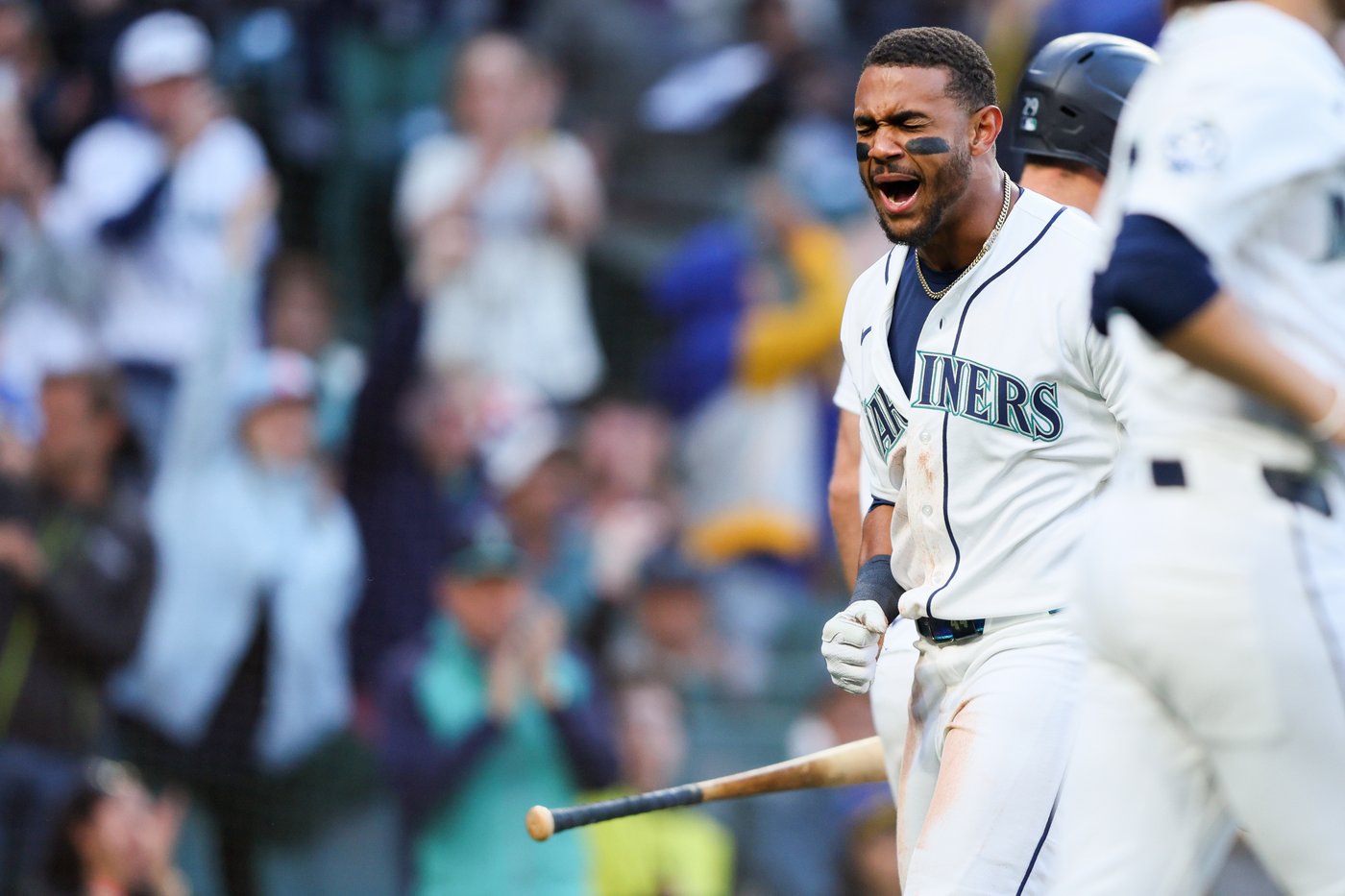 Mariners' Julio Rodríguez placed on 7-day injured list with concussion after being hit in helmet | iNFOnews.ca