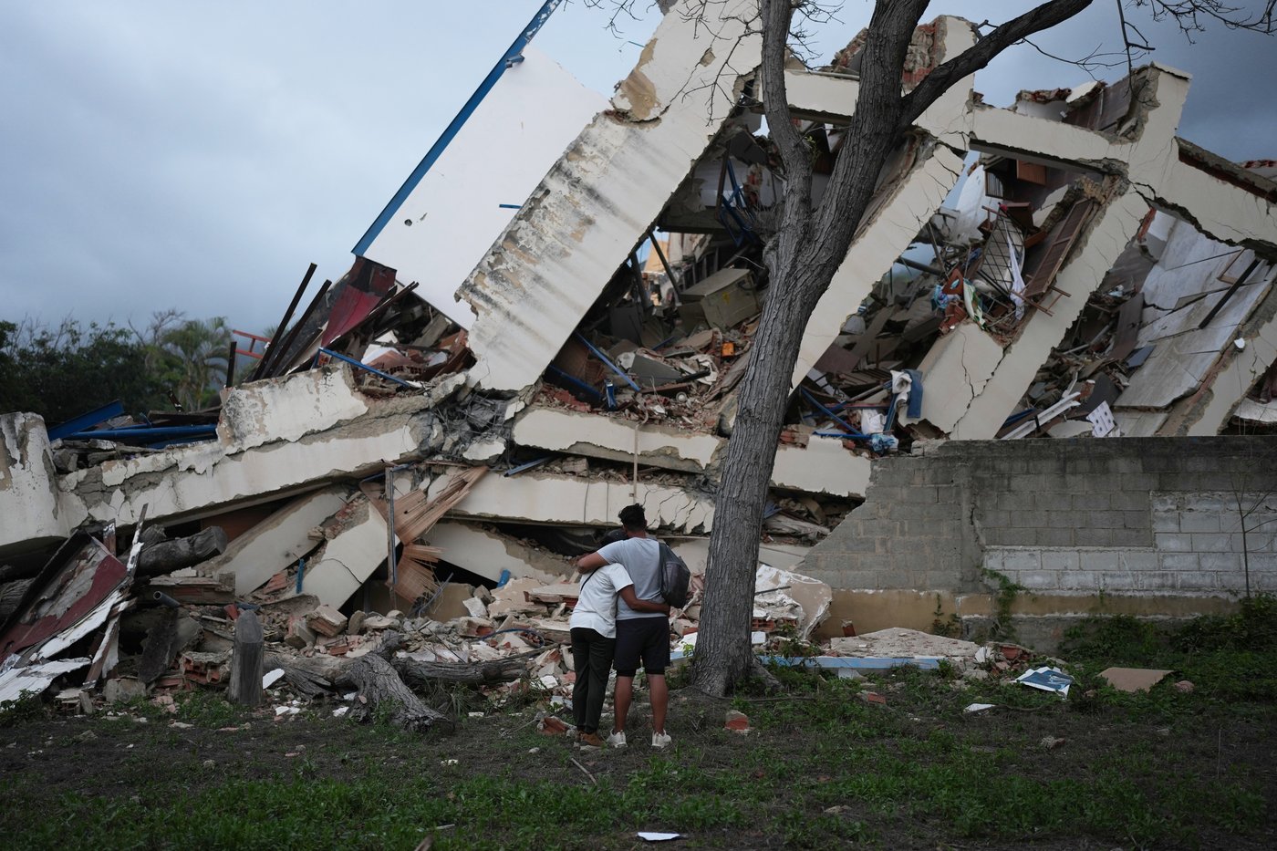 Photos show rescue efforts across earthquake-ravaged Venezuela | iNFOnews.ca