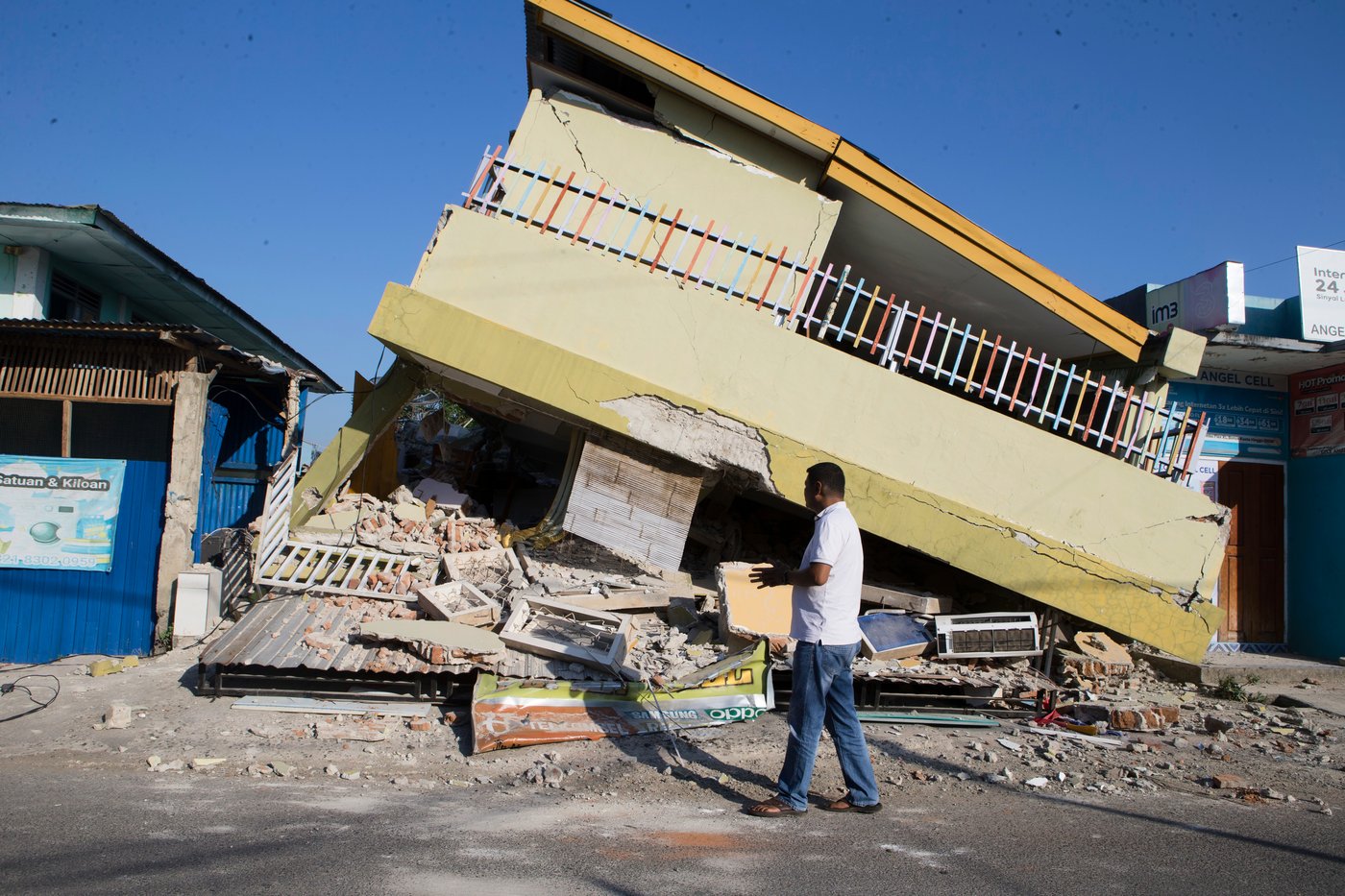 People await aid after powerful earthquake in Indonesia, in photos | iNFOnews.ca
