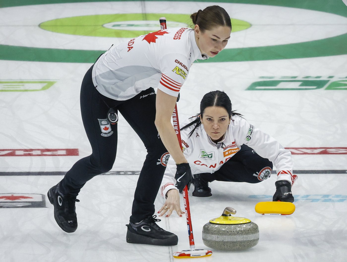 No handshakes: Canada's Einarson protects sprained finger at women's world curling | iNFOnews.ca