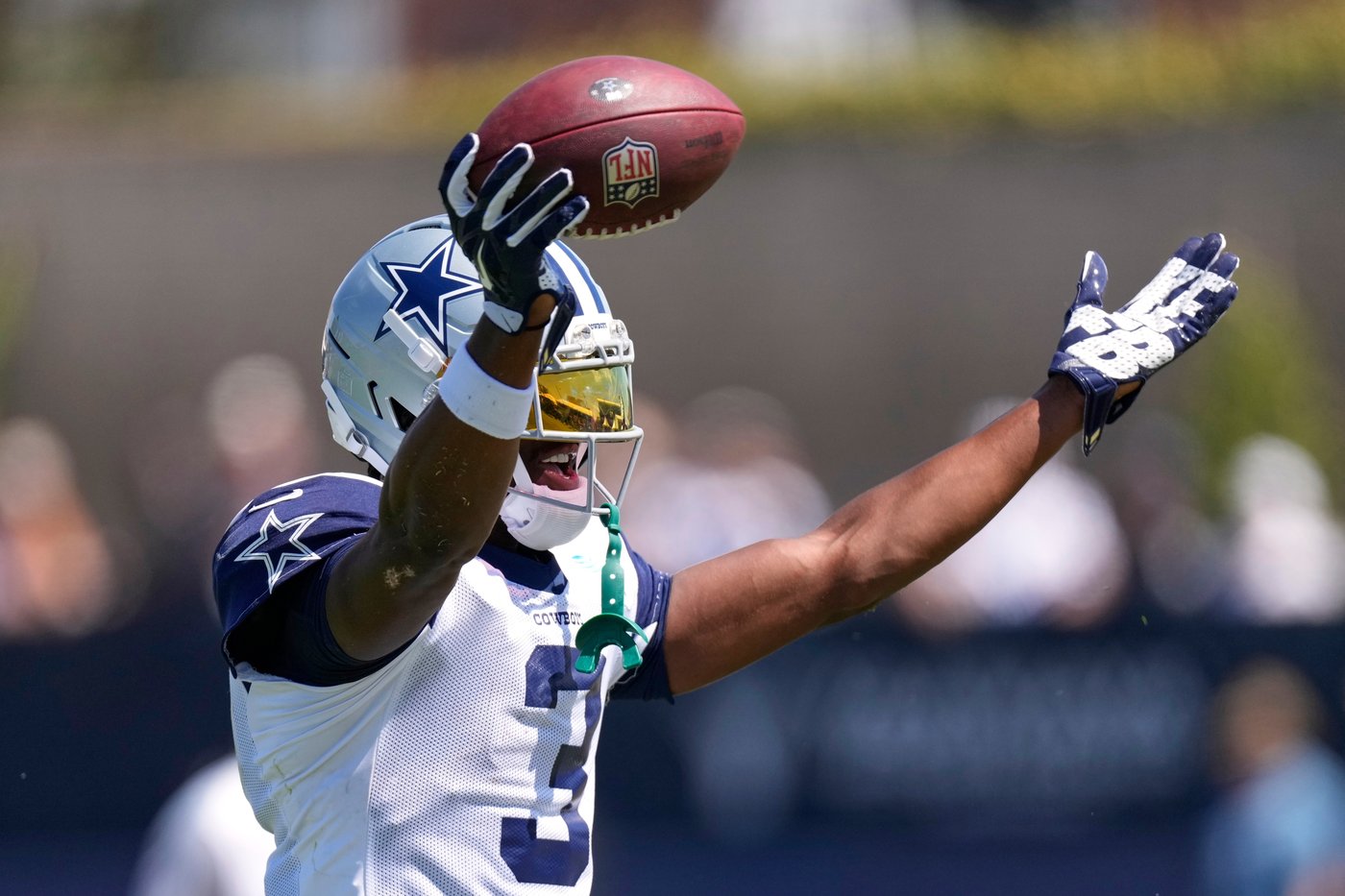 Ronnie Bell carted off because of heat as fights break out during Saints-Cowboys joint practice | iNFOnews.ca