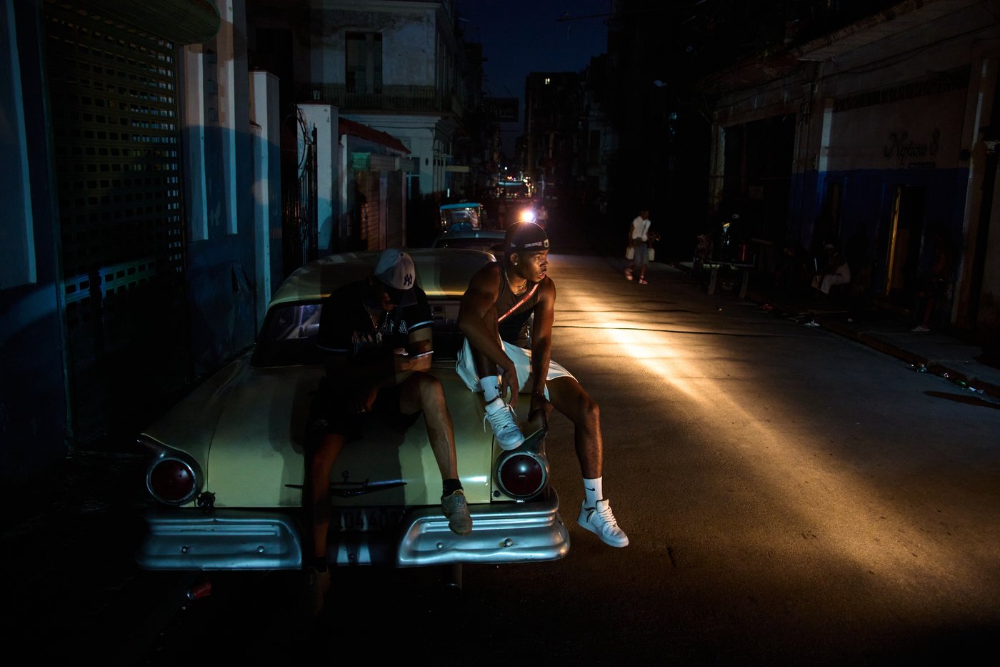 Cubans sleep on seaside boardwalk to seek relief from crippling blackouts and summer heat | iNFOnews.ca