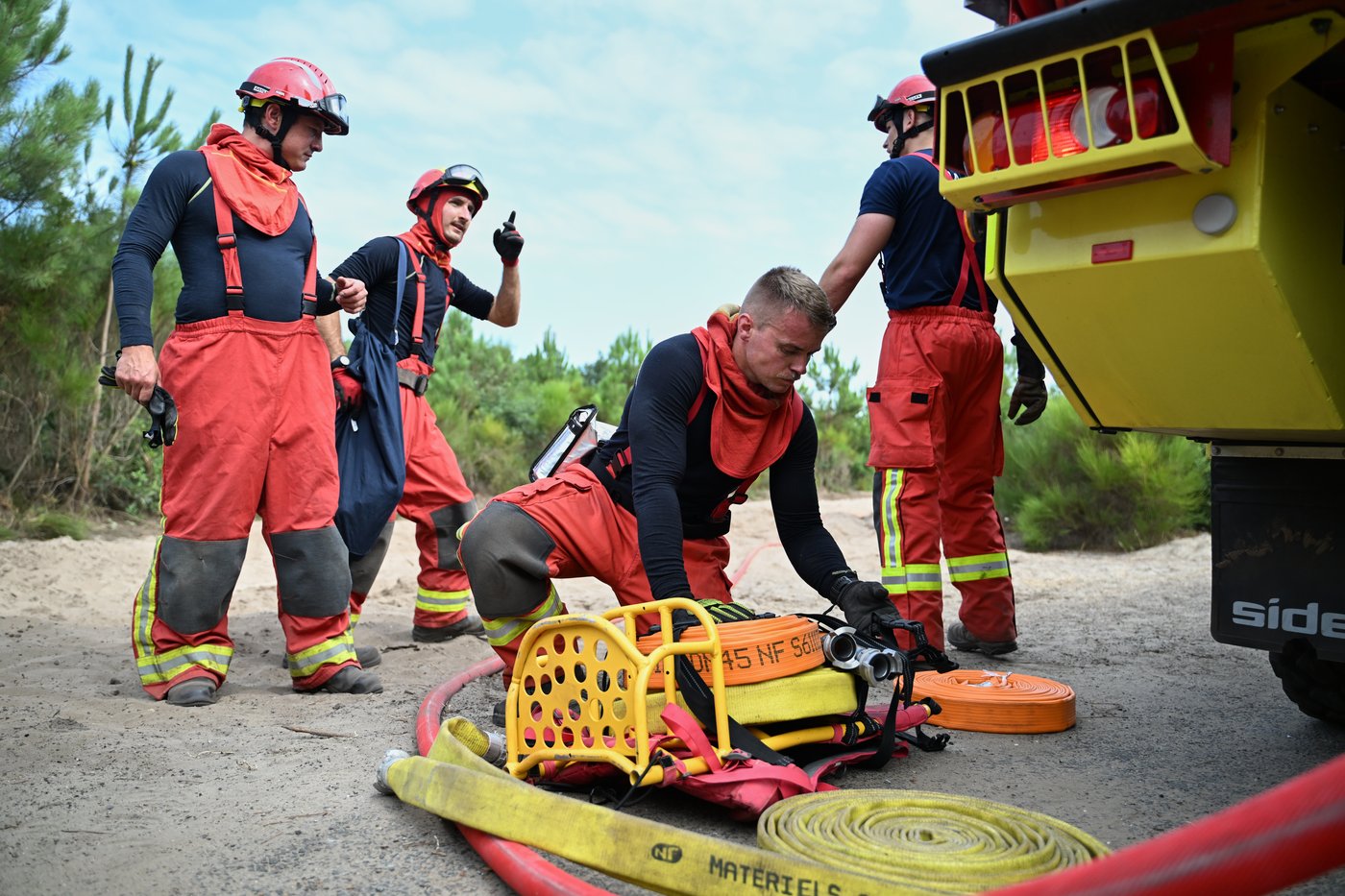 As heat and dry conditions fan wildfires in France, volunteers fan out to help | iNFOnews.ca As heat and dry conditions fan wildfires in France, volunteers fan out to help | iNFOnews.ca