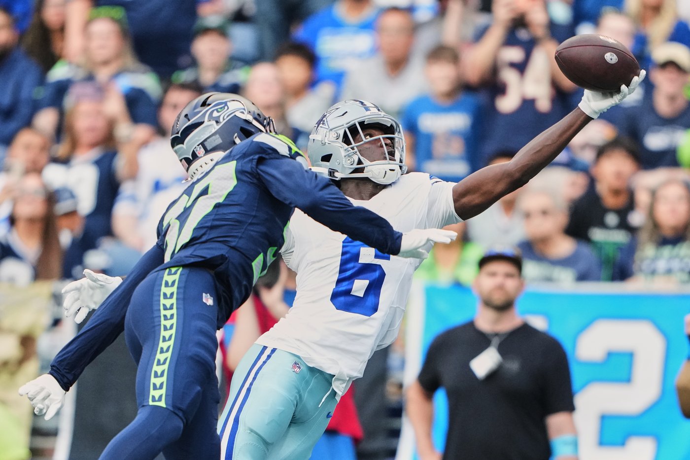 Brown stands out for Cowboys with 2 TD catches in 17-7 win over Seahawks | iNFOnews.ca