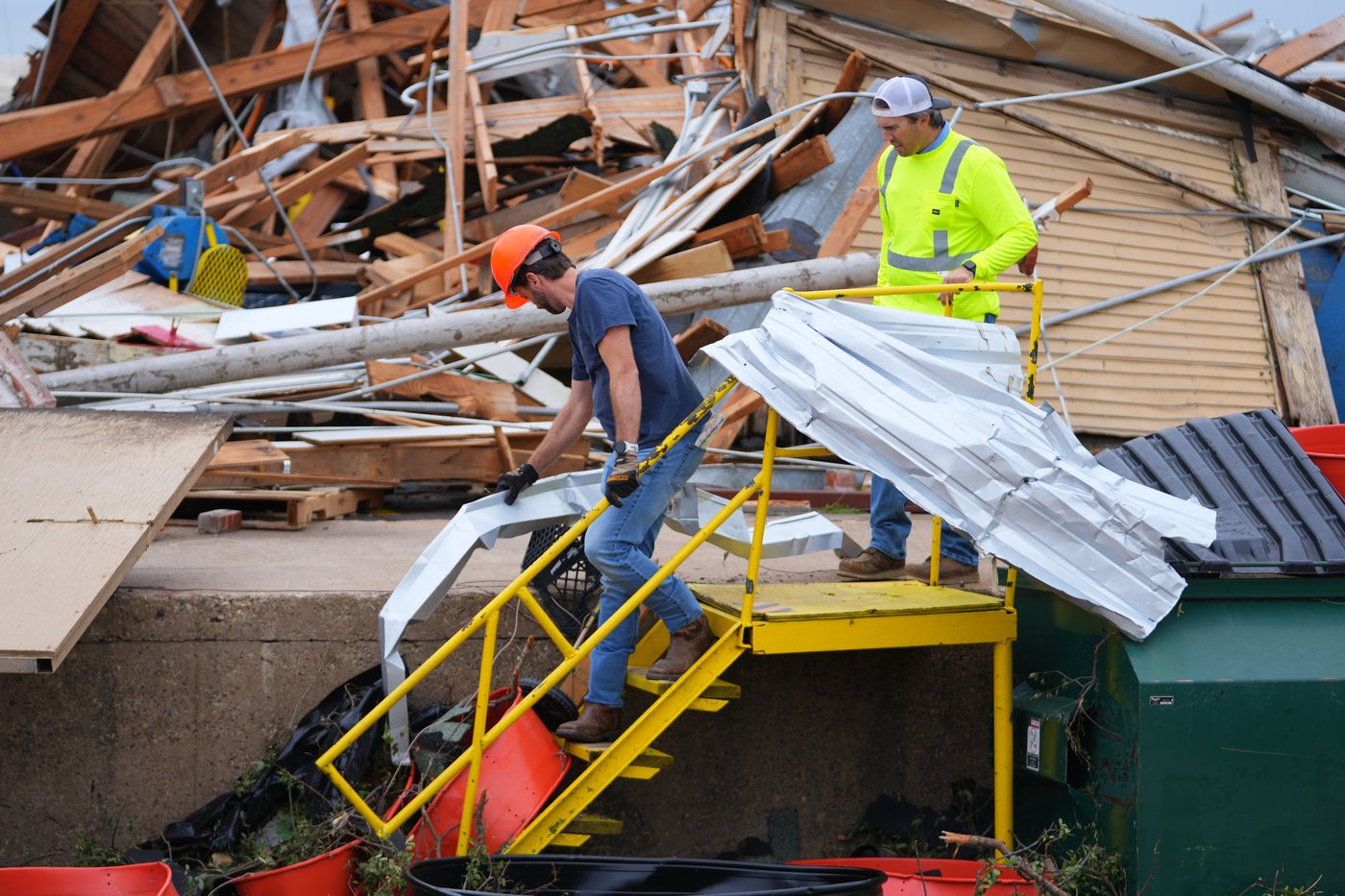 Texas tornado leaves 5 injured, buildings collapsed and homes without roofs | iNwheels