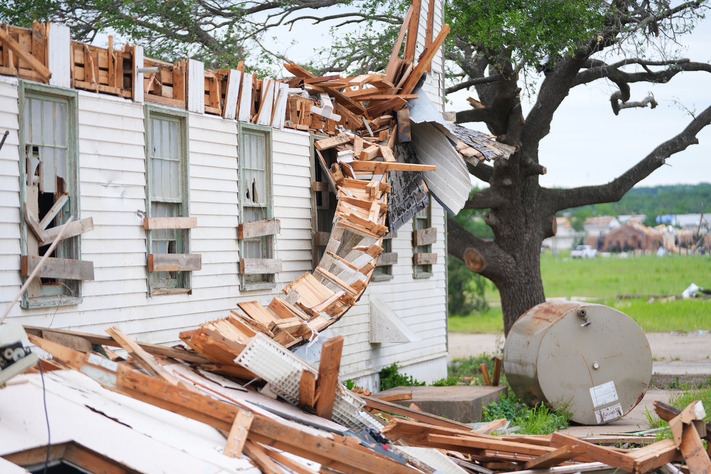 Texas tornado leaves 5 injured, buildings collapsed and homes without roofs | iNwheels