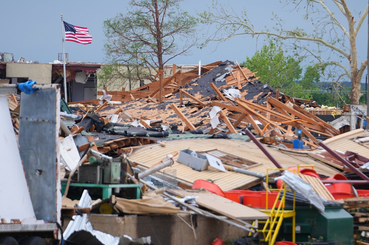 Texas tornado leaves 5 injured, buildings collapsed and homes without roofs | iNwheels