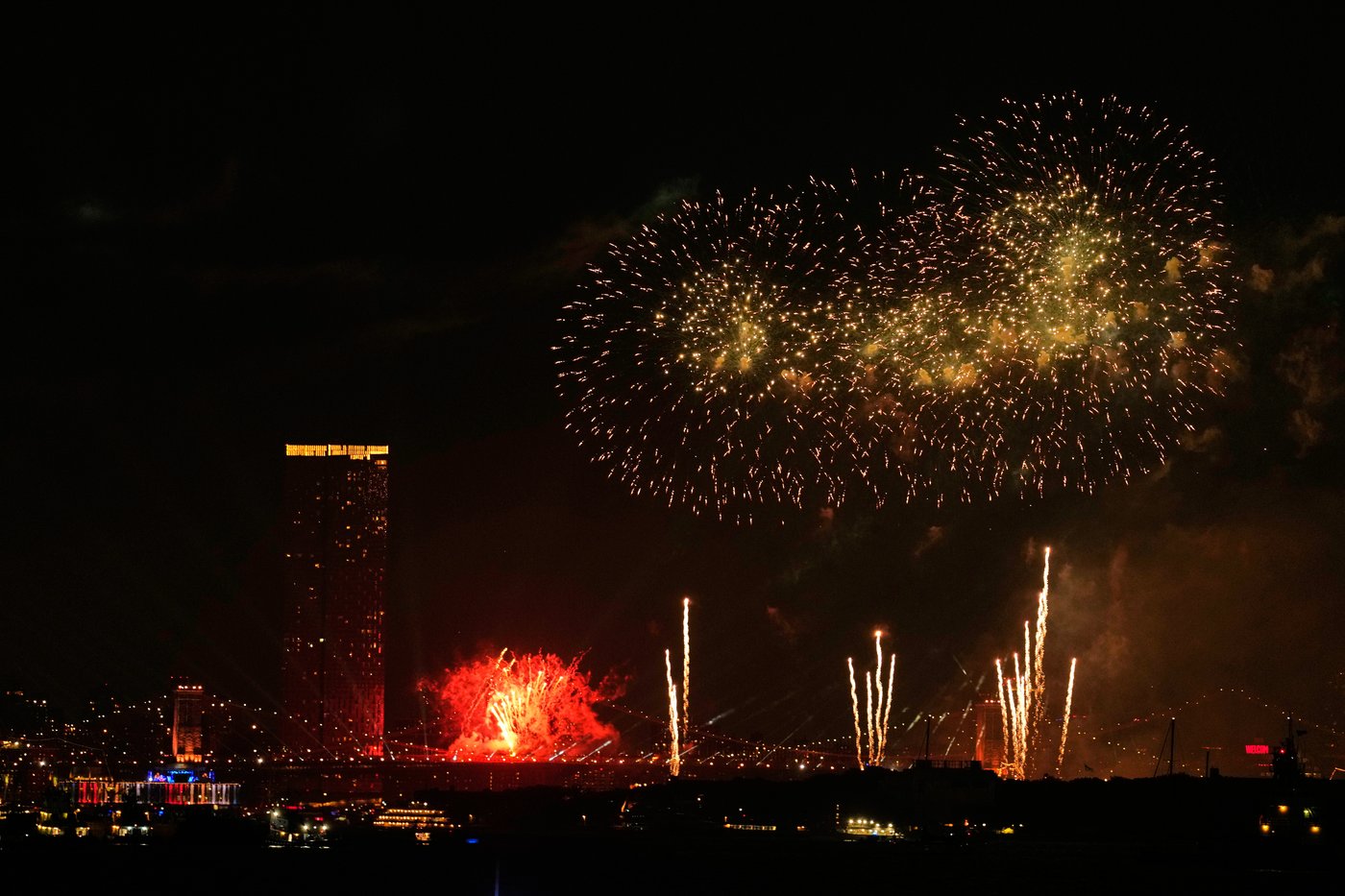Fire breaks out on Brooklyn Bridge during New York's fireworks show | iNFOnews.ca