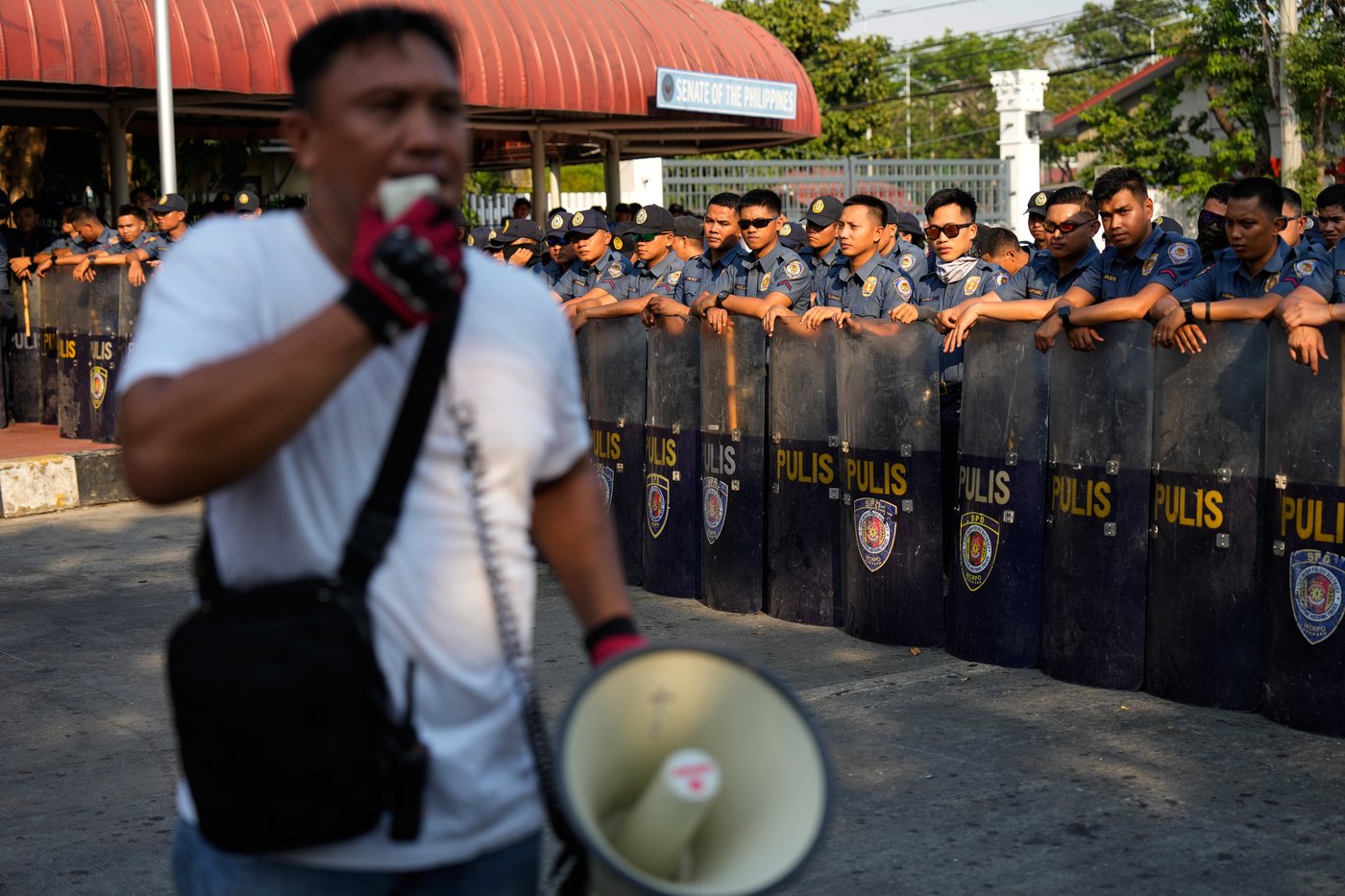 Philippine senator vows to fight International Criminal Court order to arrest him over killings | iNFOnews.ca