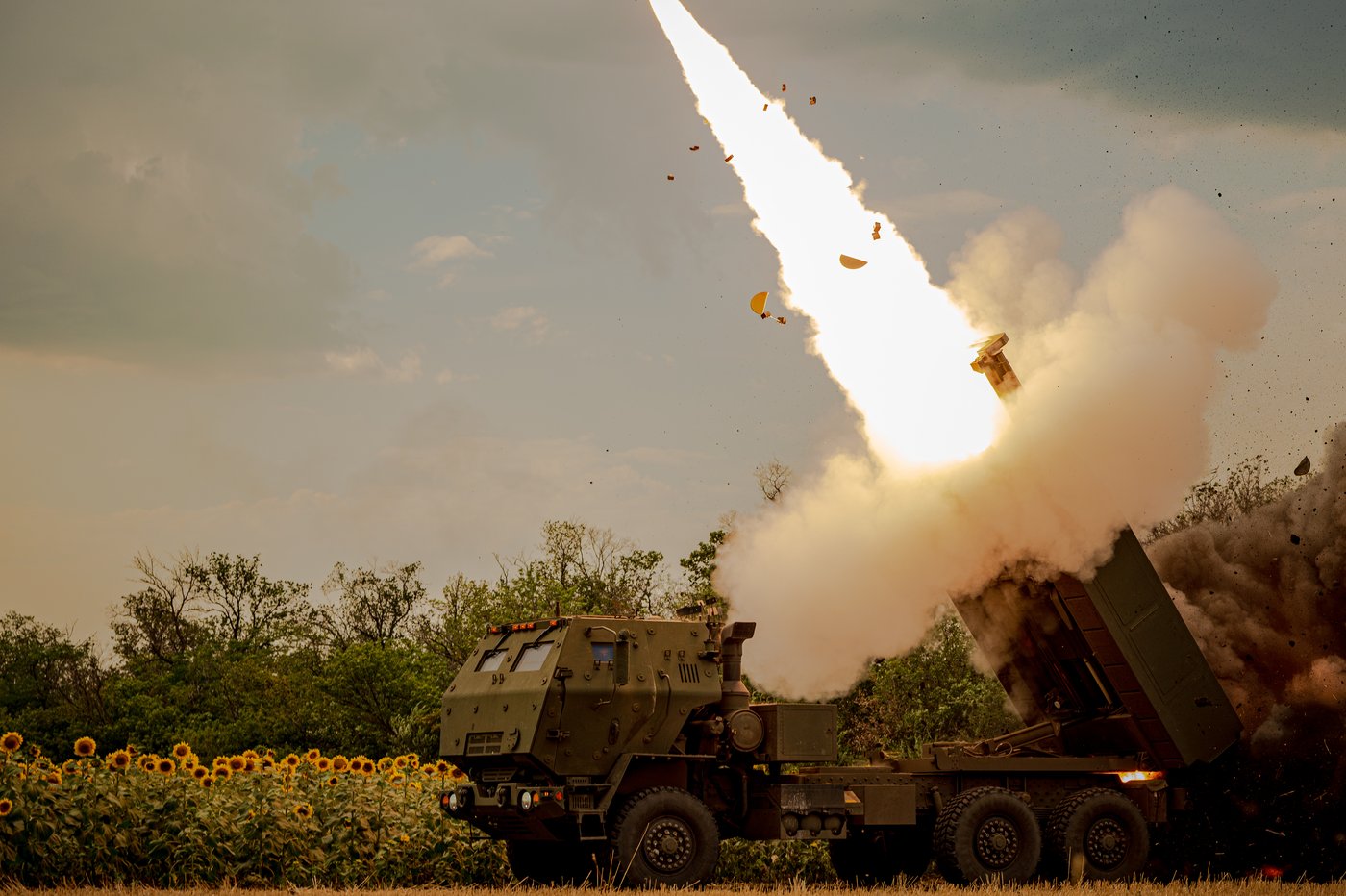 Ukrainian HIMARS crew fires and moves on as it tries to avoid detection, in photos | iNFOnews.ca