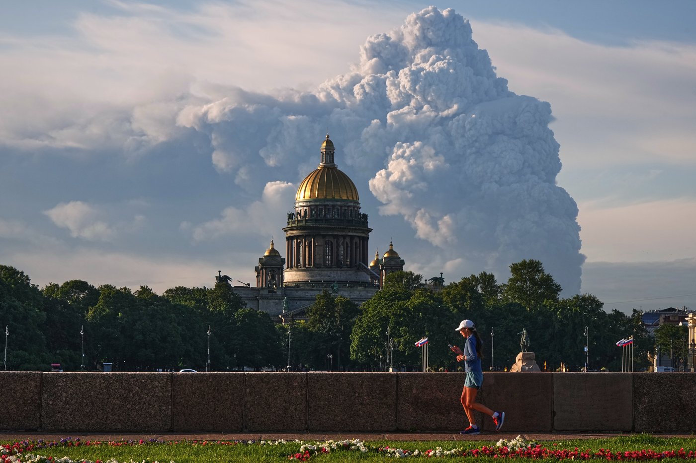 Russian ballistic strike kills 10 after Ukraine's Zelenskyy hosts US company making Patriots | iNFOnews.ca