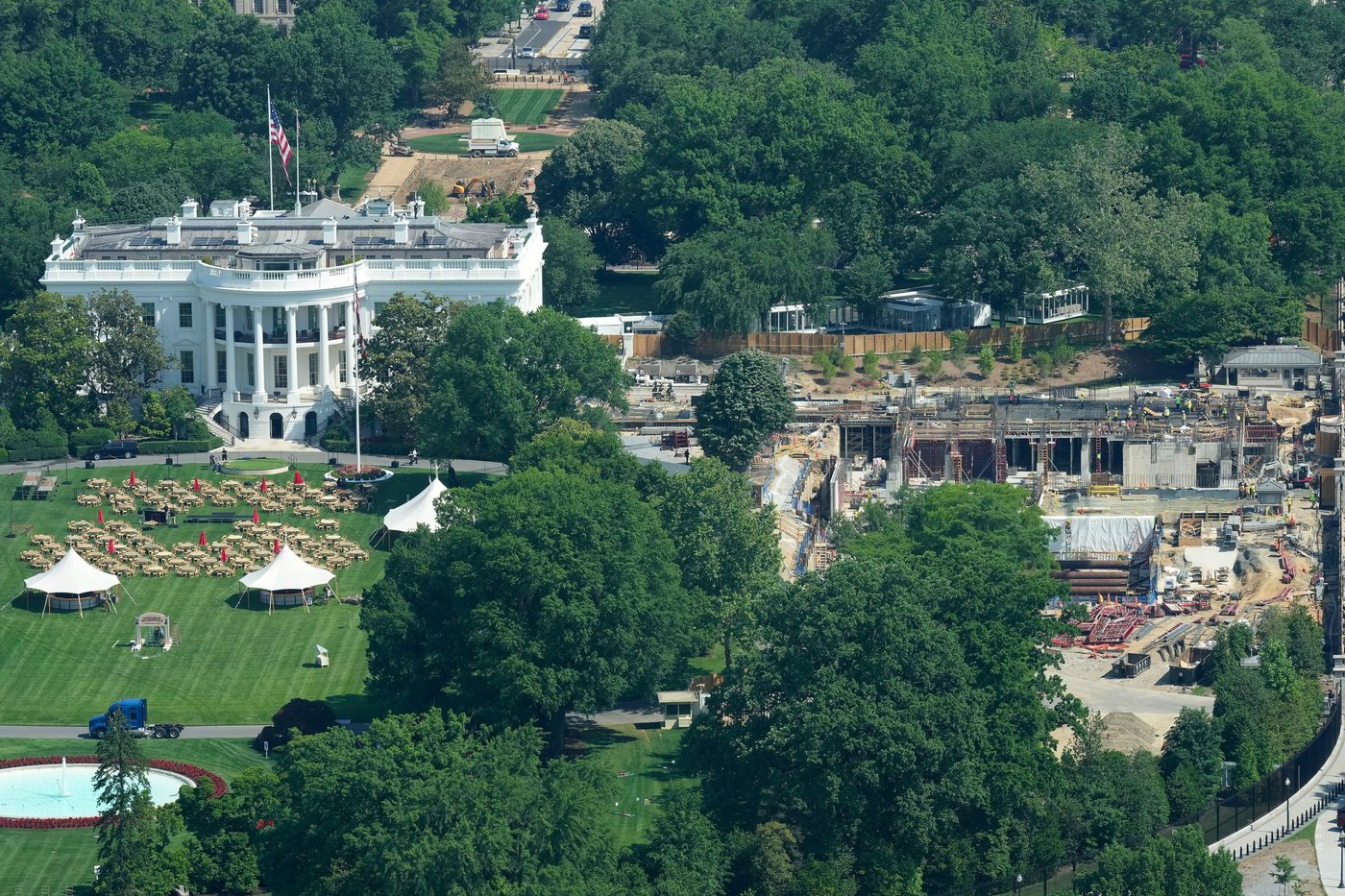 Trump shows reporters ballroom construction site as lawmakers balk at $1B for White House security | iNFOnews.ca