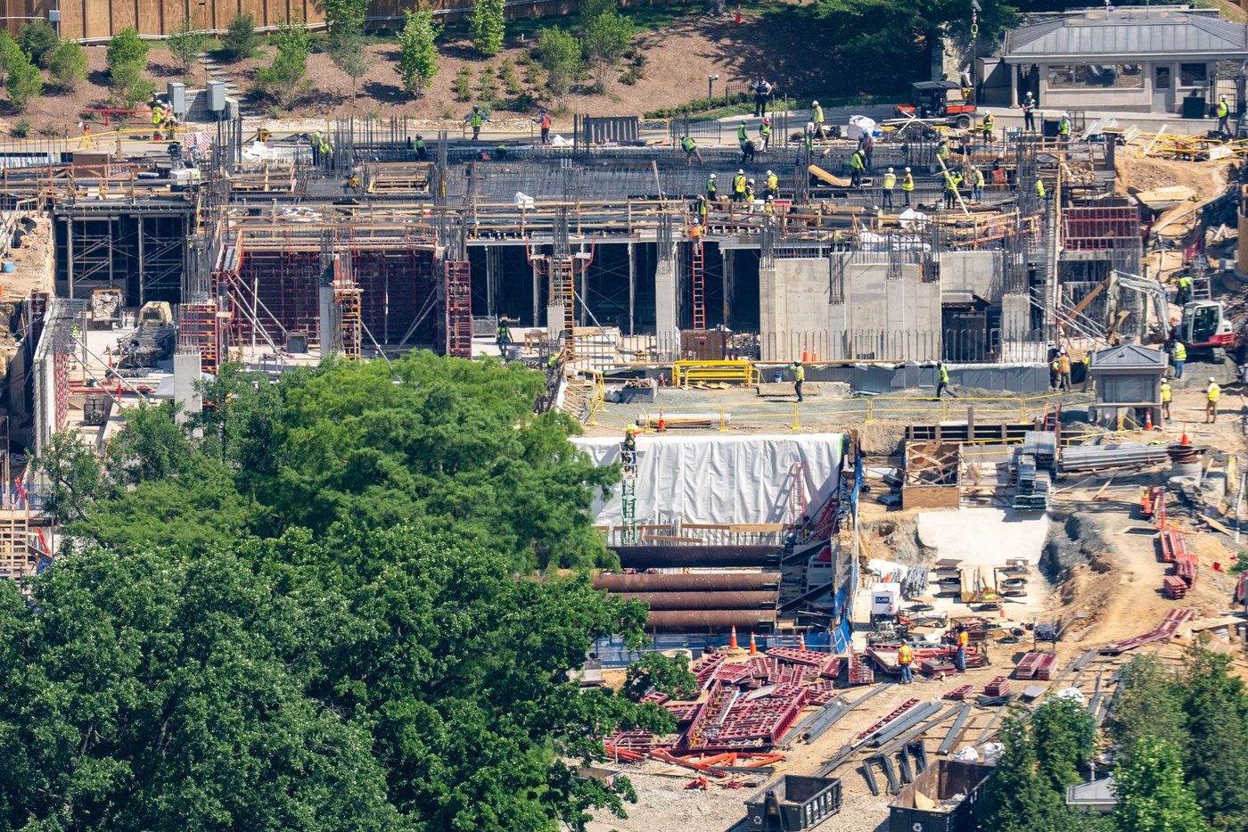 Trump shows reporters ballroom construction site as lawmakers balk at $1B for White House security | iNFOnews.ca