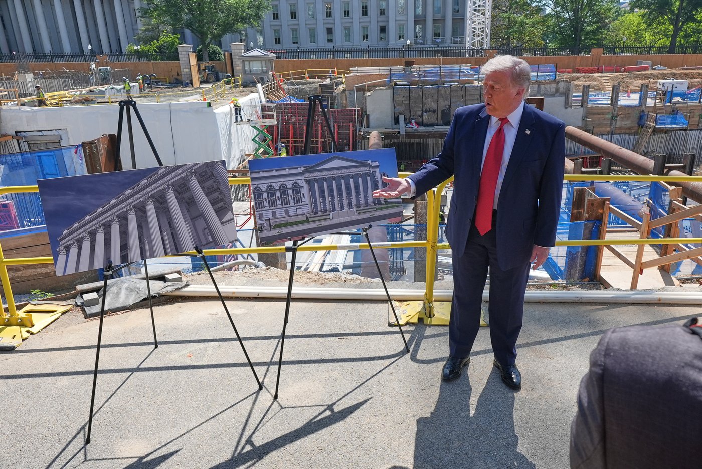Trump shows reporters ballroom construction site as lawmakers balk at $1B for White House security | iNFOnews.ca