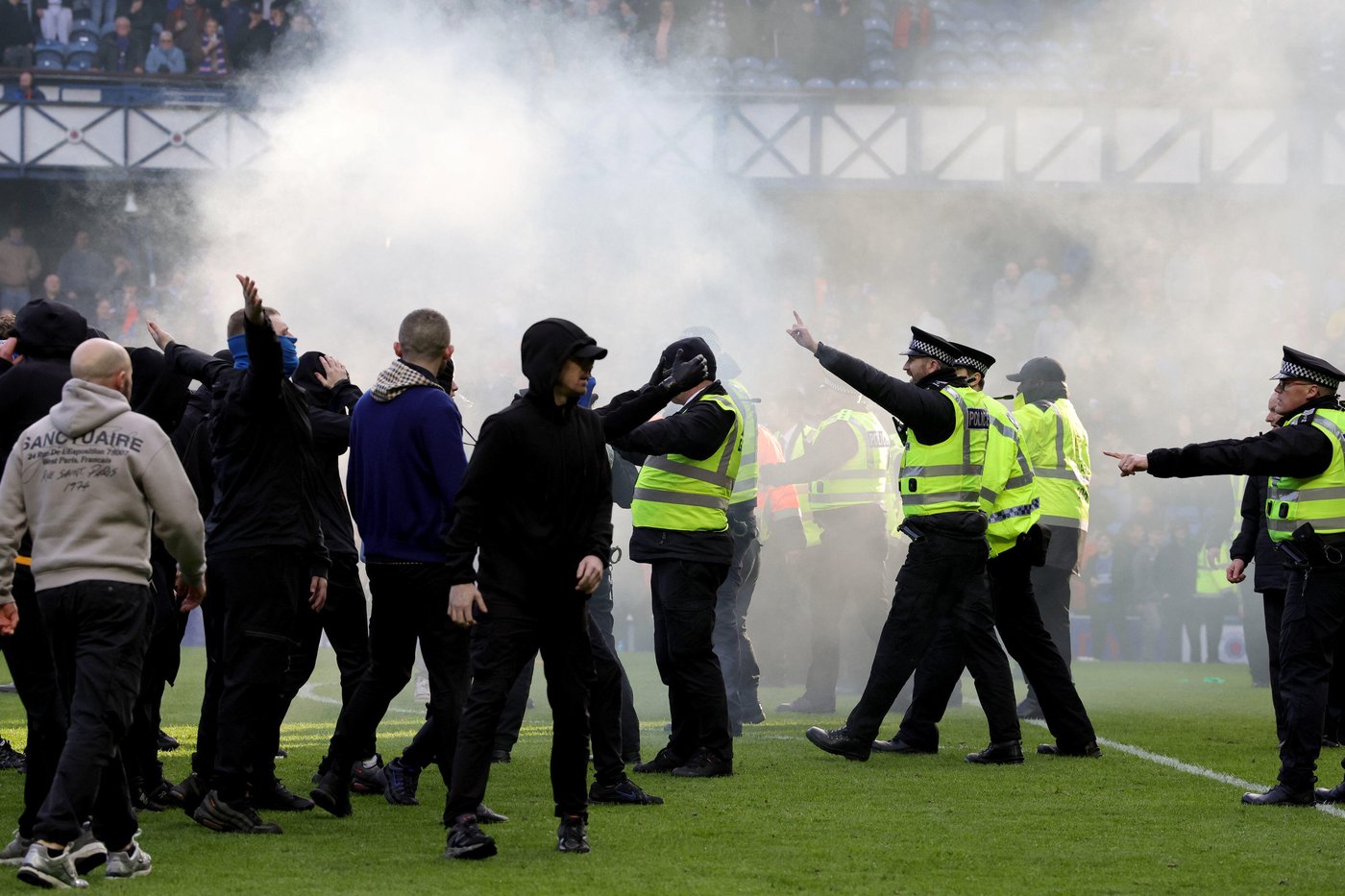 Rangers and Celtic fans clash on the field after Scottish Cup tie | iNFOnews.ca Rangers and Celtic fans clash on the field after Scottish Cup tie | iNFOnews.ca