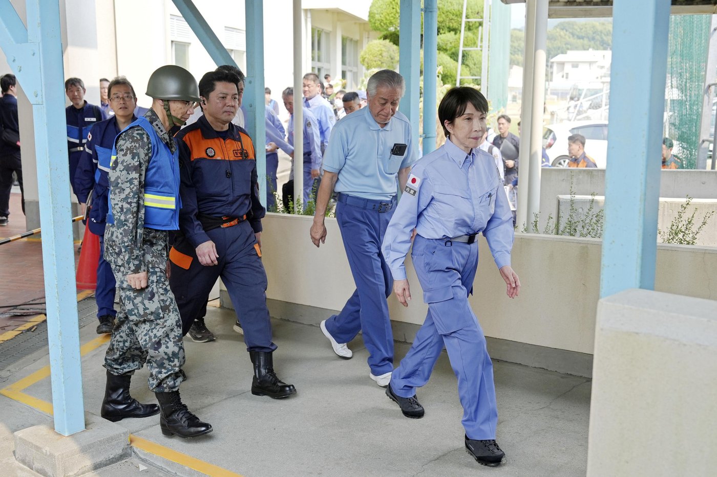 Prime minister visits quake-hit southern Japan as cleanup begins in intense heat | iNhome